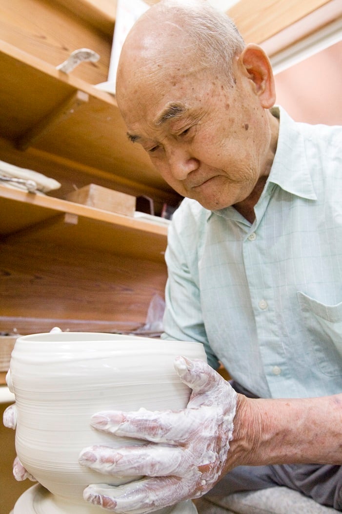 井上萬二作】白磁緑釉椿彫文菓子鉢 | 井上萬二窯 INOUE MANJI KILN