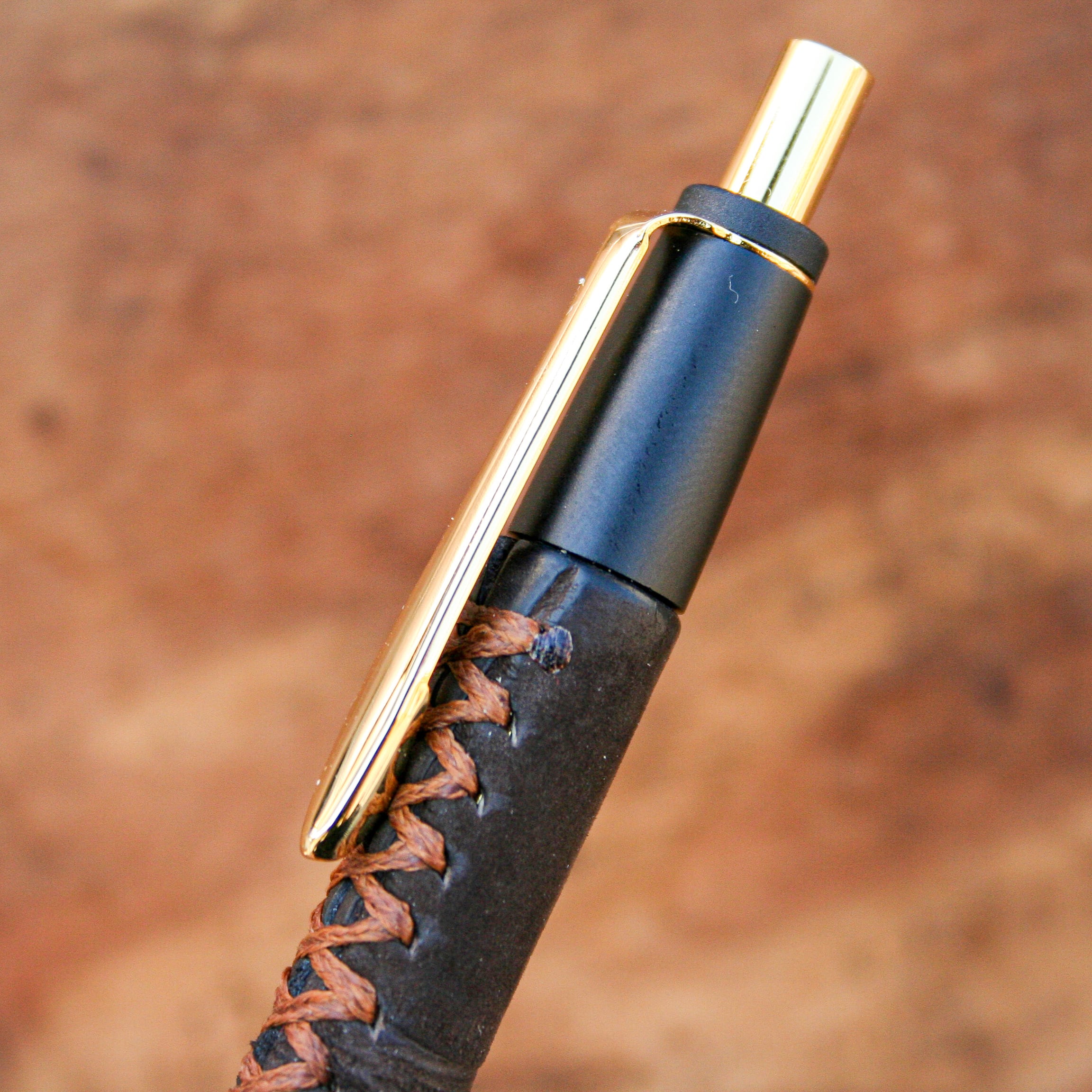 ☆不定期販売☆ 革軸ペン【クロコダイル ヌバック ブラウン】 | Schicksal