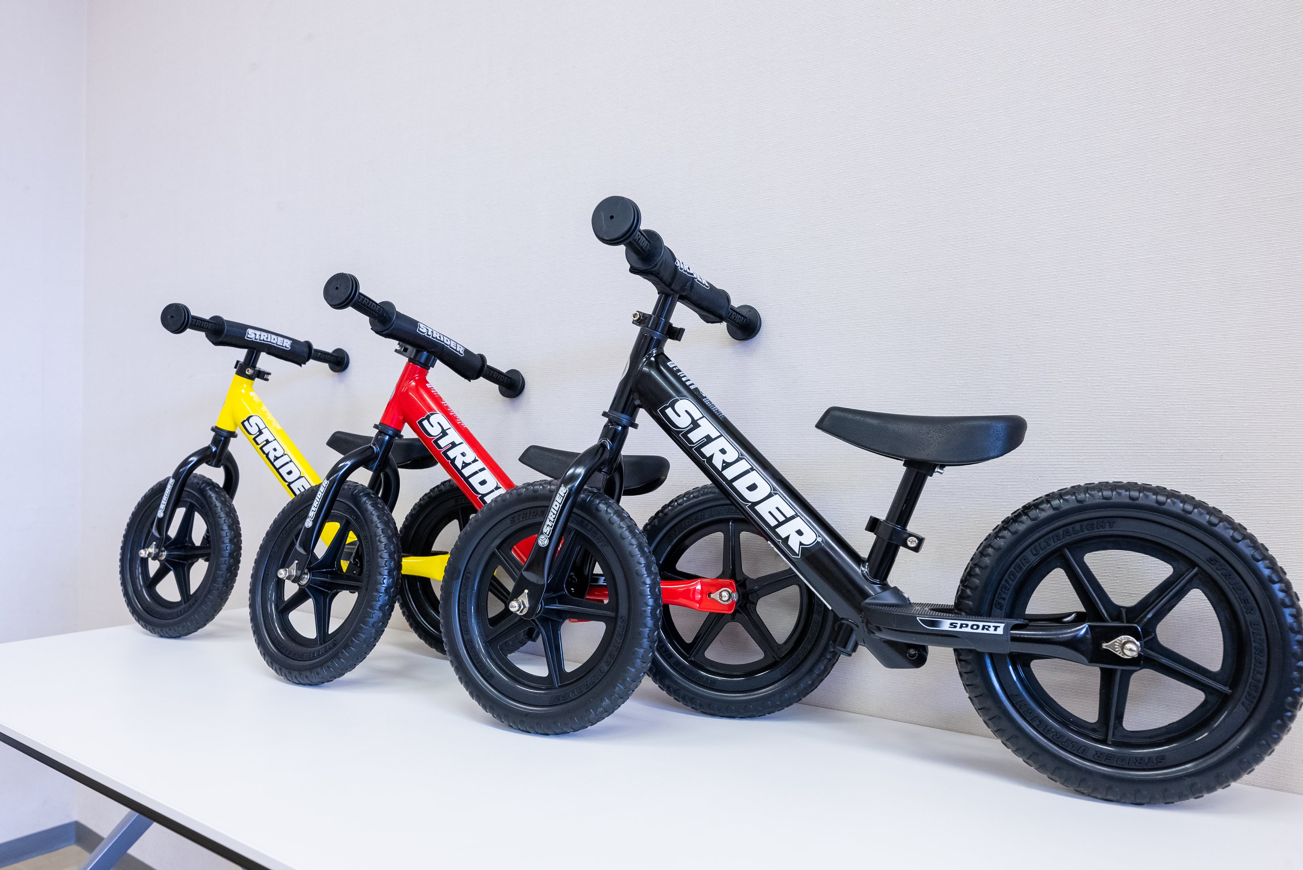 良品】STRIDER 12 限定カラー 日本正規品 ホワイト レッド 日本正規品