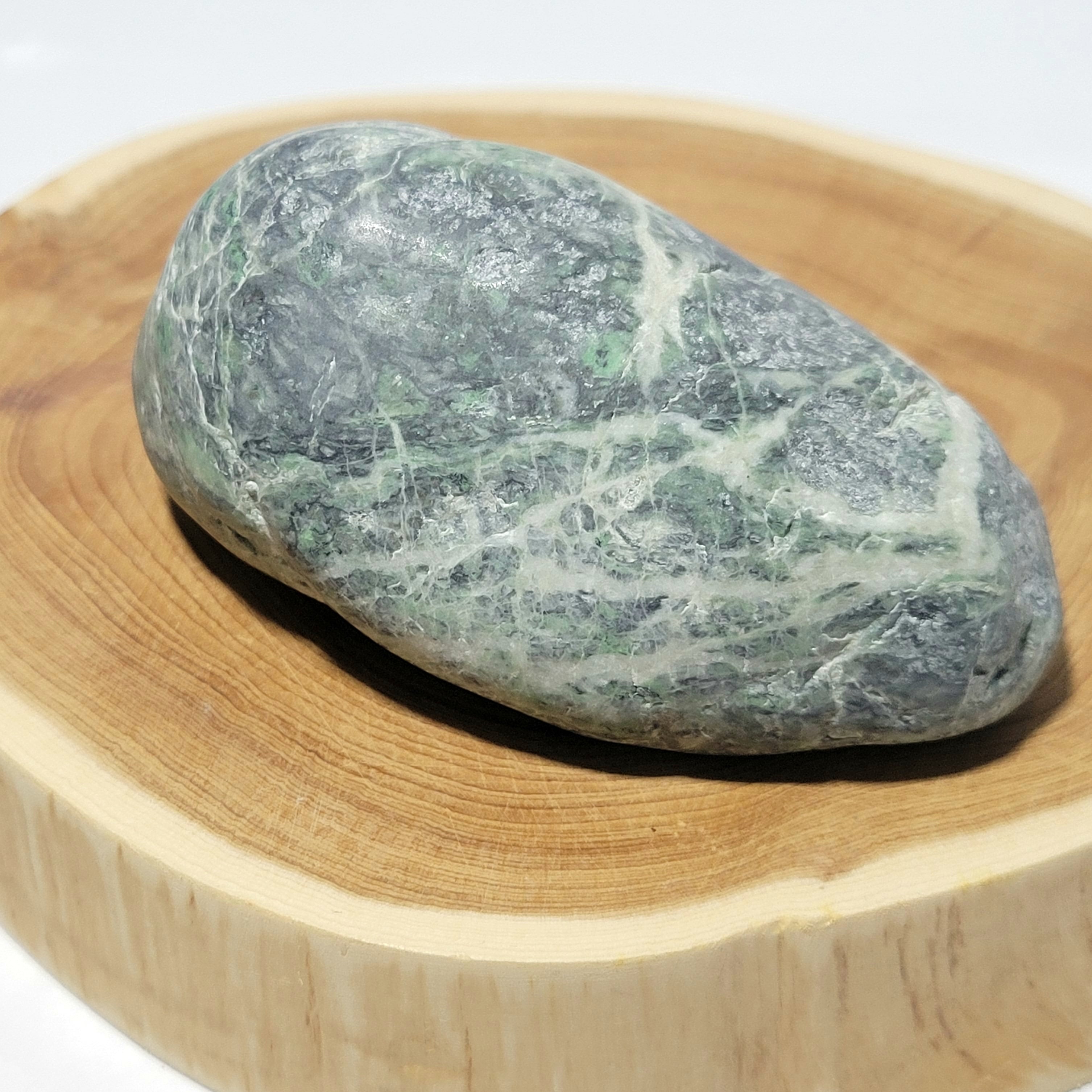 糸魚川翡翠:原石:海石 BGU0132 | 糸魚川翡翠工芸家 赤羽可行BASE