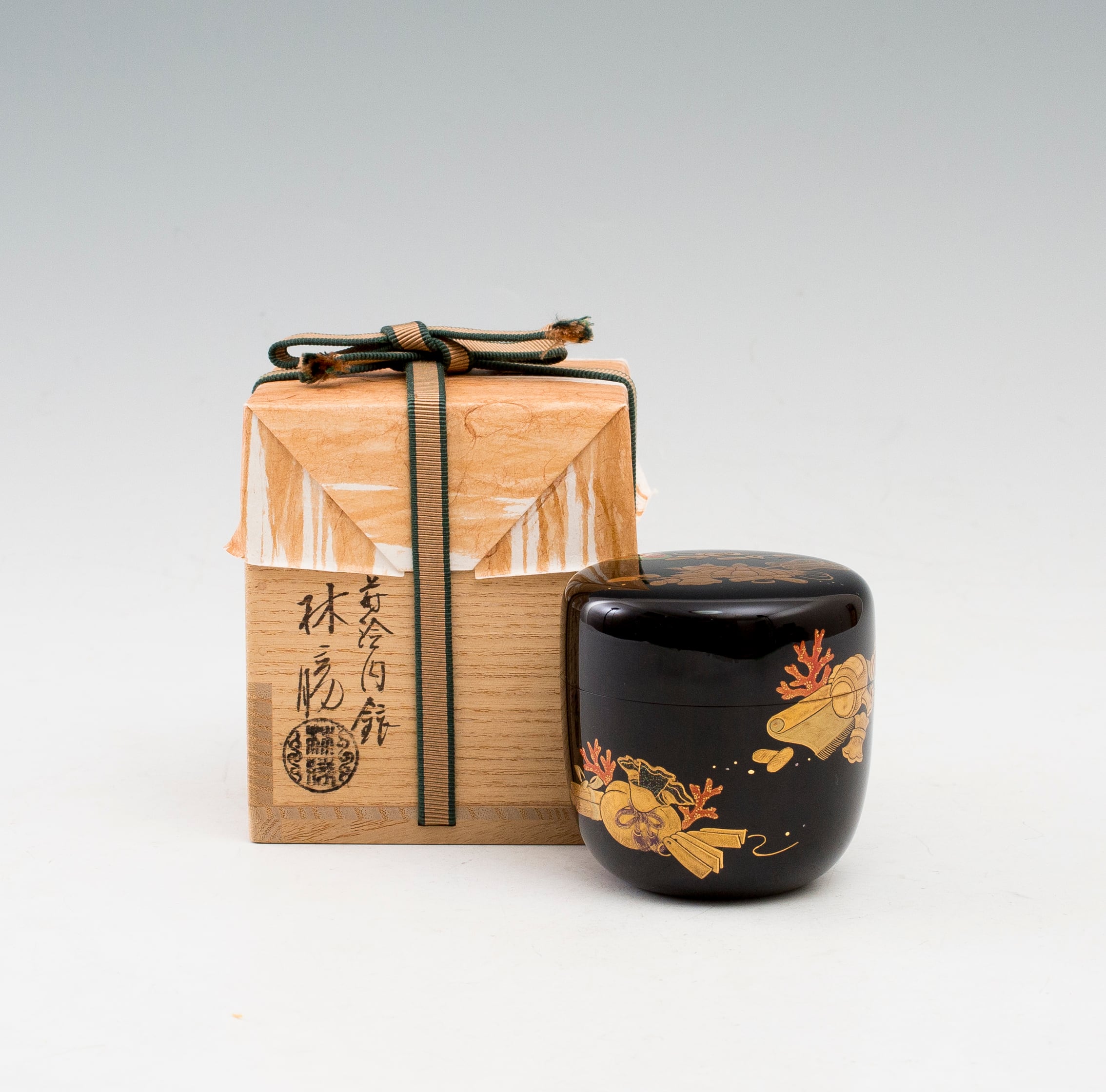 MA21 加賀蒔絵 鶴亀・宝尽くし 金蒔絵 盃・盃台 朱塗 黒塗 木製漆器 木