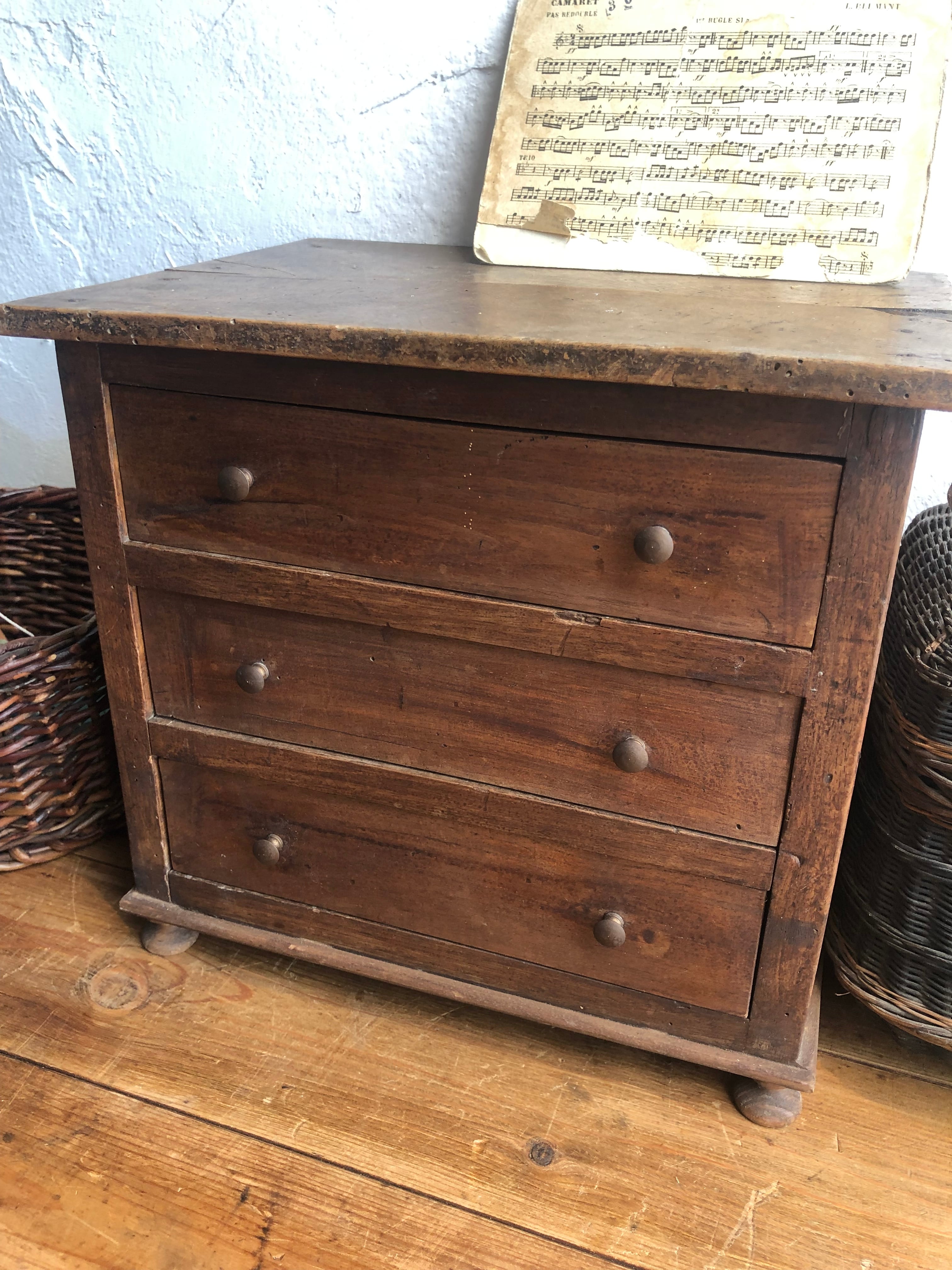 ダークブラウン木製タンス 8引き出し