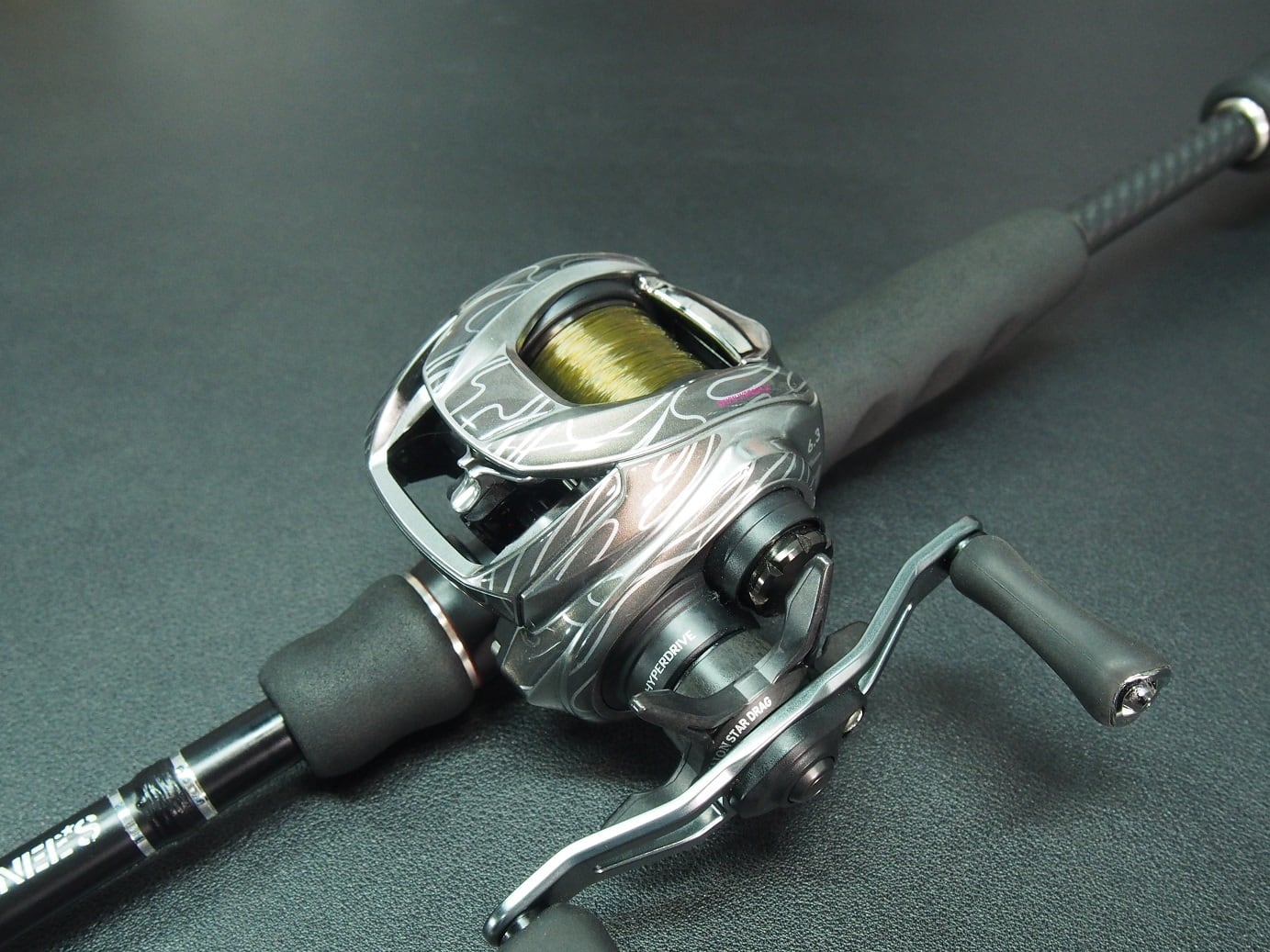 ロ*ン様 スィベル・ギュレー シルクスクリーン エディション有 2025年