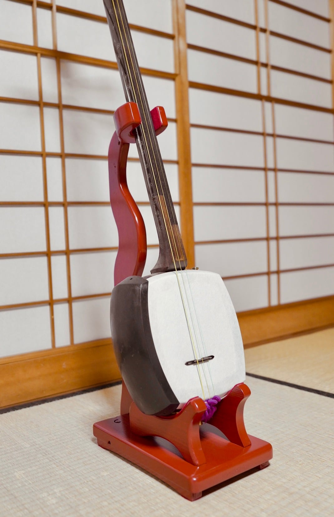 24時間以内に発送】手作り木工 木製三味線スタンド （赤漆） タイプA