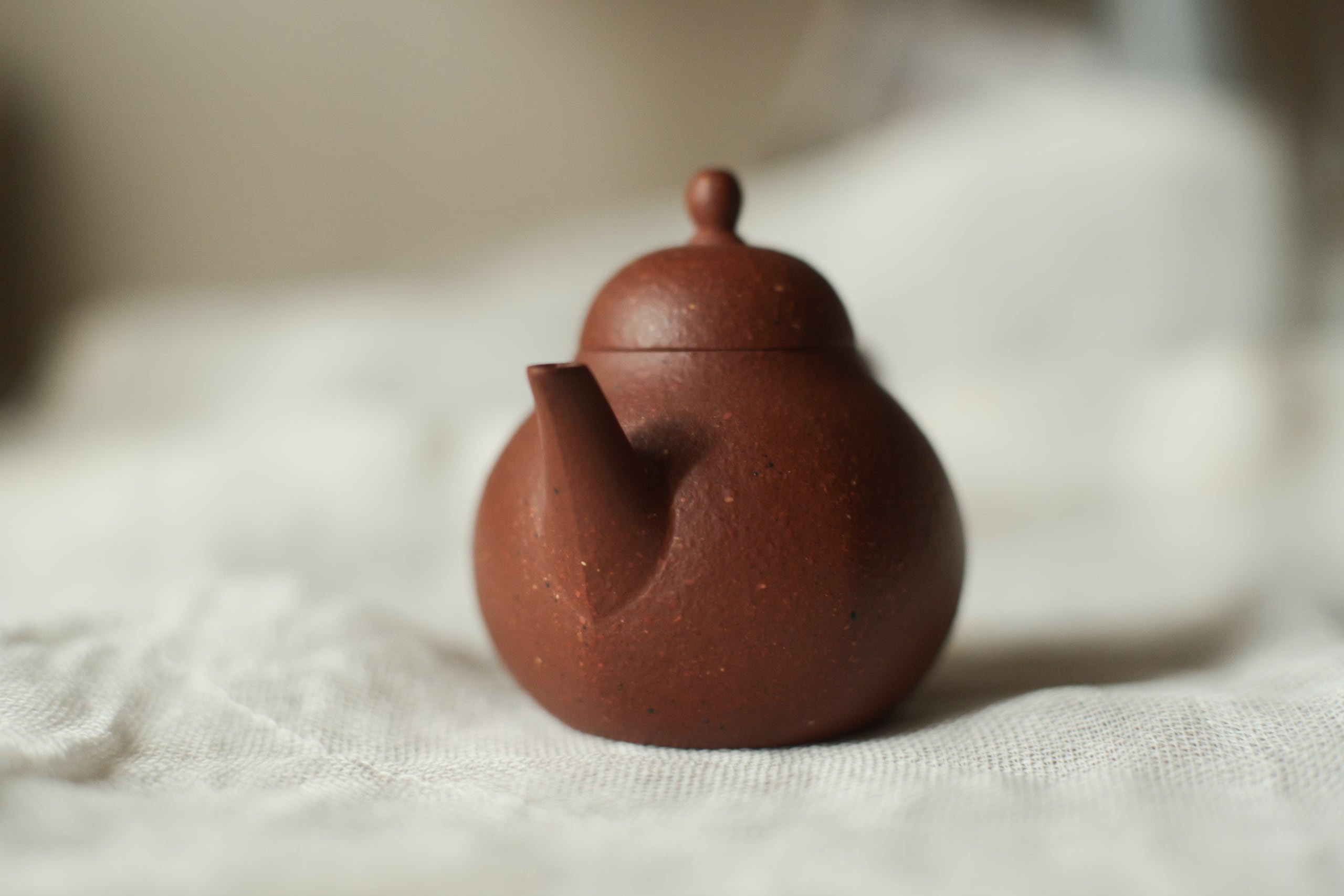 中国紫砂芸術家 王国望造 紫砂壺 細工彫り『蓮文』黄龍山鉱紫砂泥使用