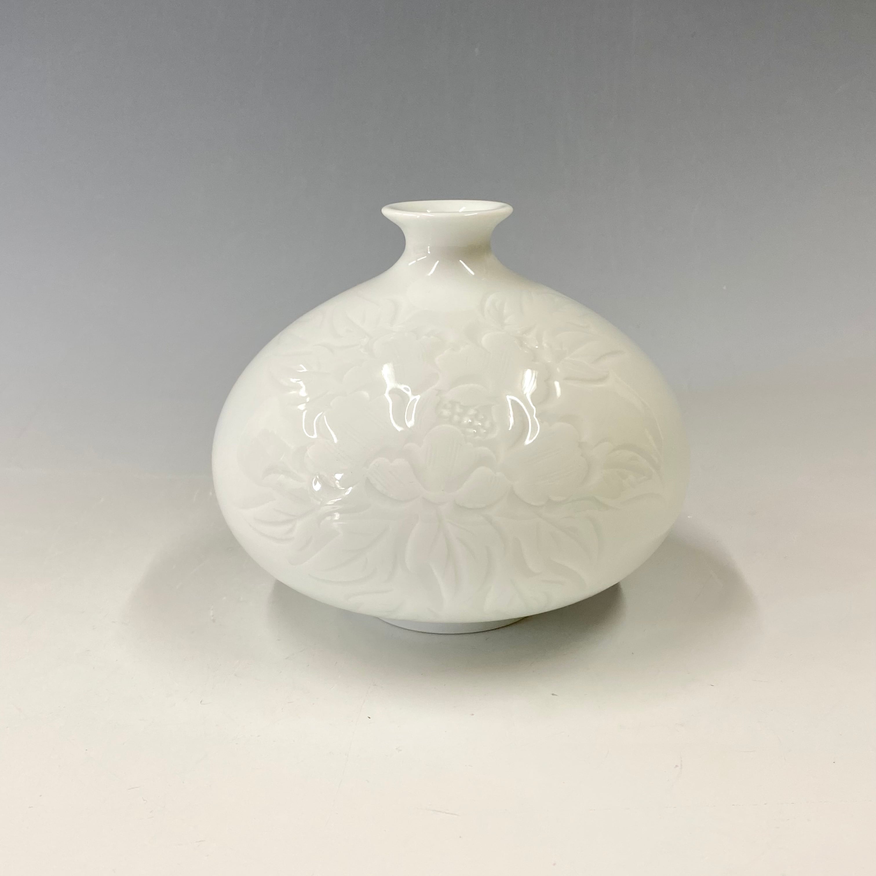 購入 有田焼白磁牡丹彫壺中尾恭純作 有田焼白磁牡丹彫壺中尾恭純作