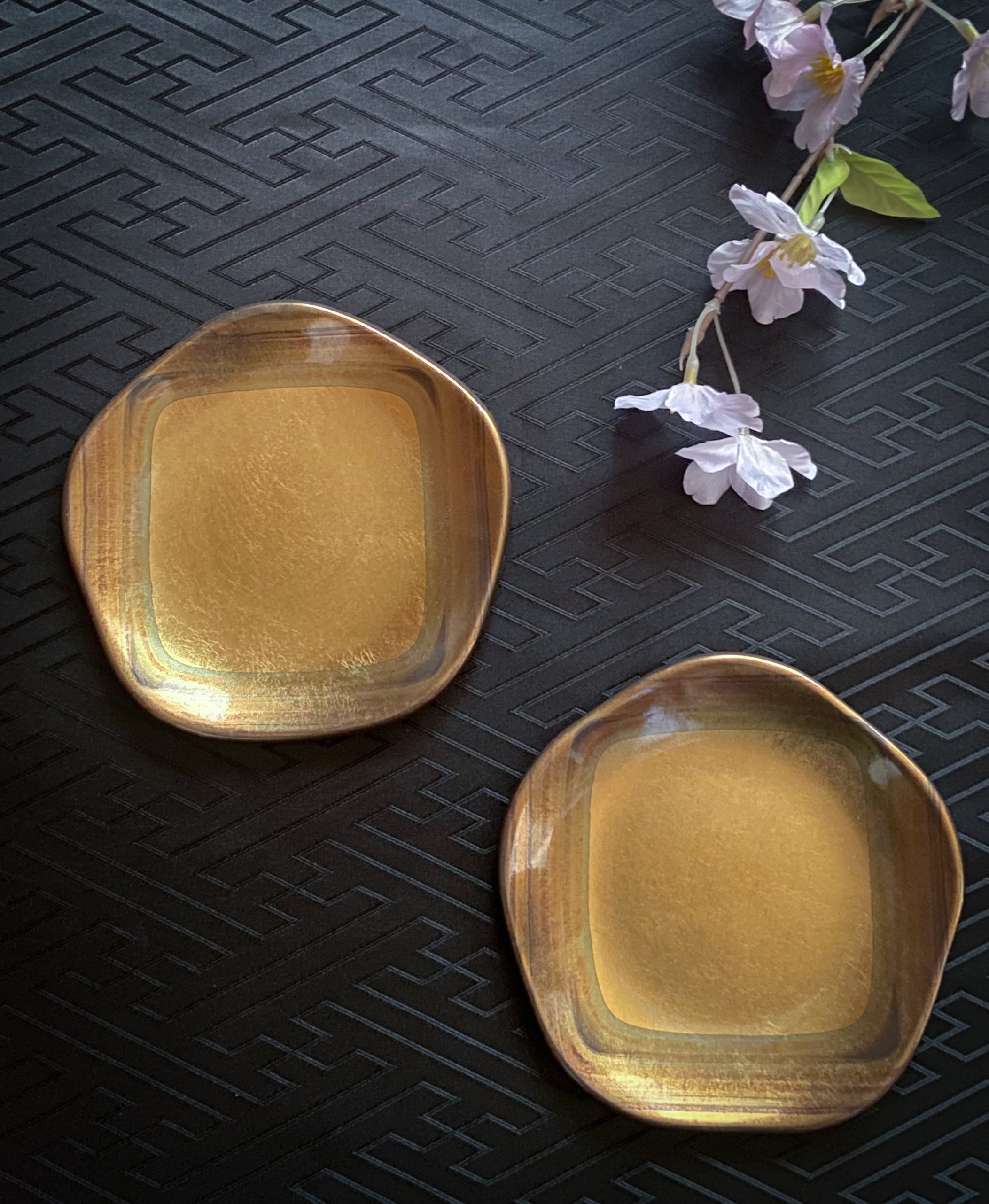 箔一 古代箔 梅型銘々皿 2枚セット 箔工芸 金箔 菓子皿 樹脂 (金沢