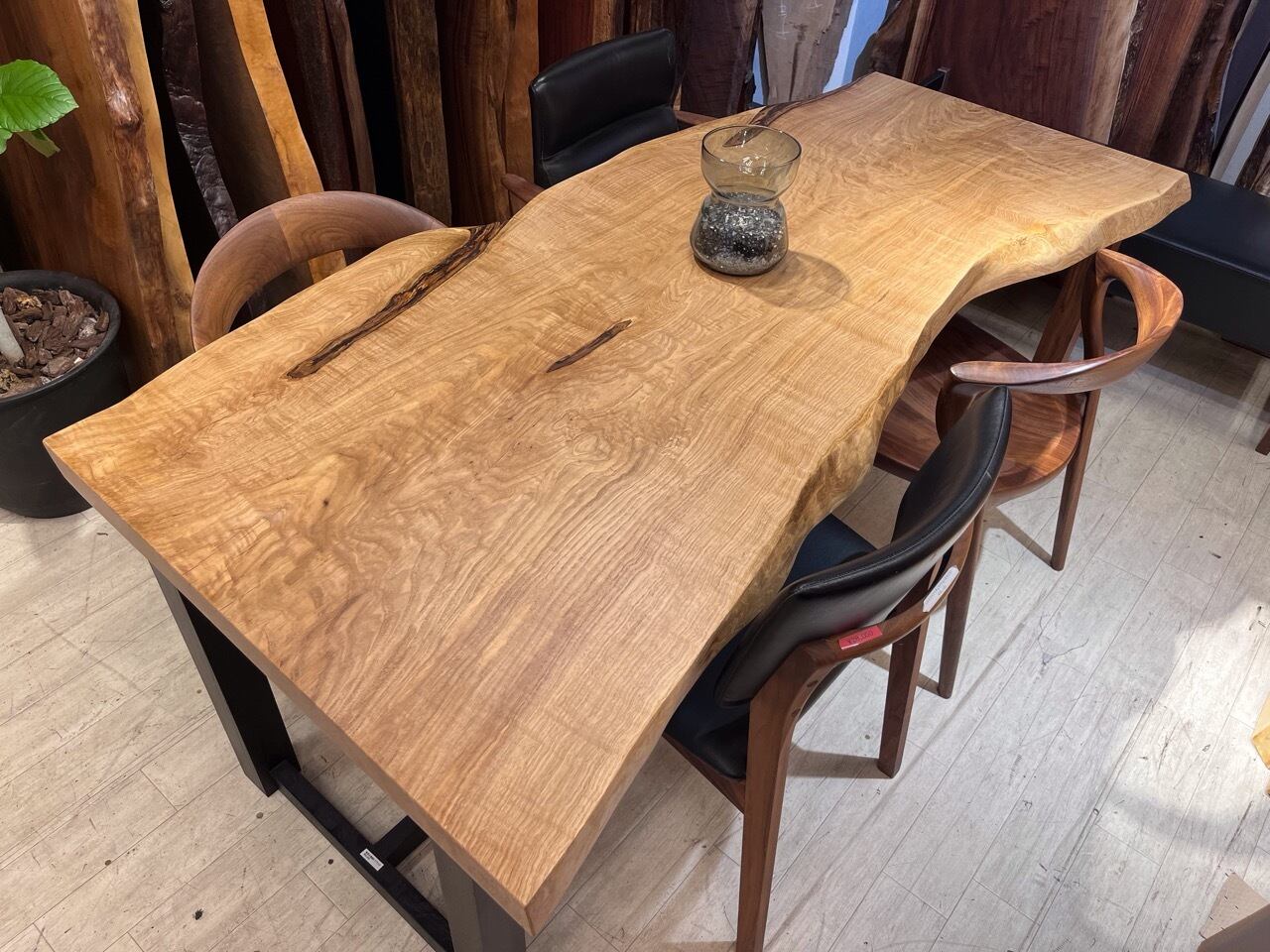 栗一枚板のテーブル⑳ 桜❕栗の耳付き天板厚さ約45㎜の迫力満点、木目