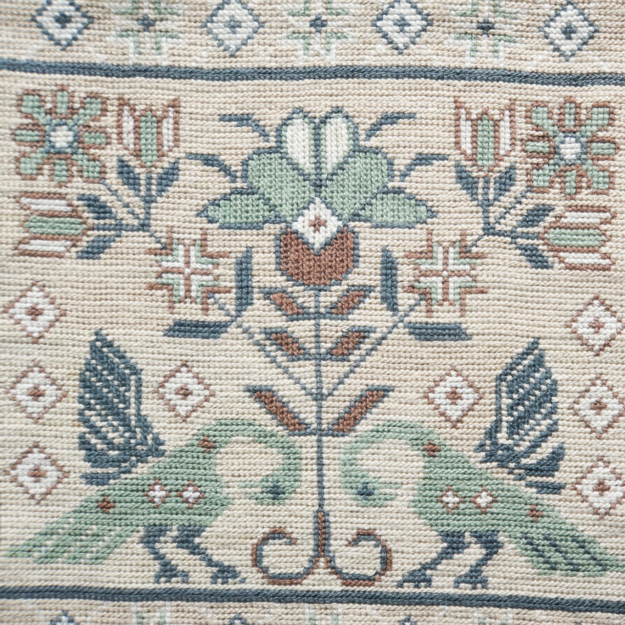 6/21までに! ヨーロッパ式刺繍絵タペストリー: A Cottage in the Forest