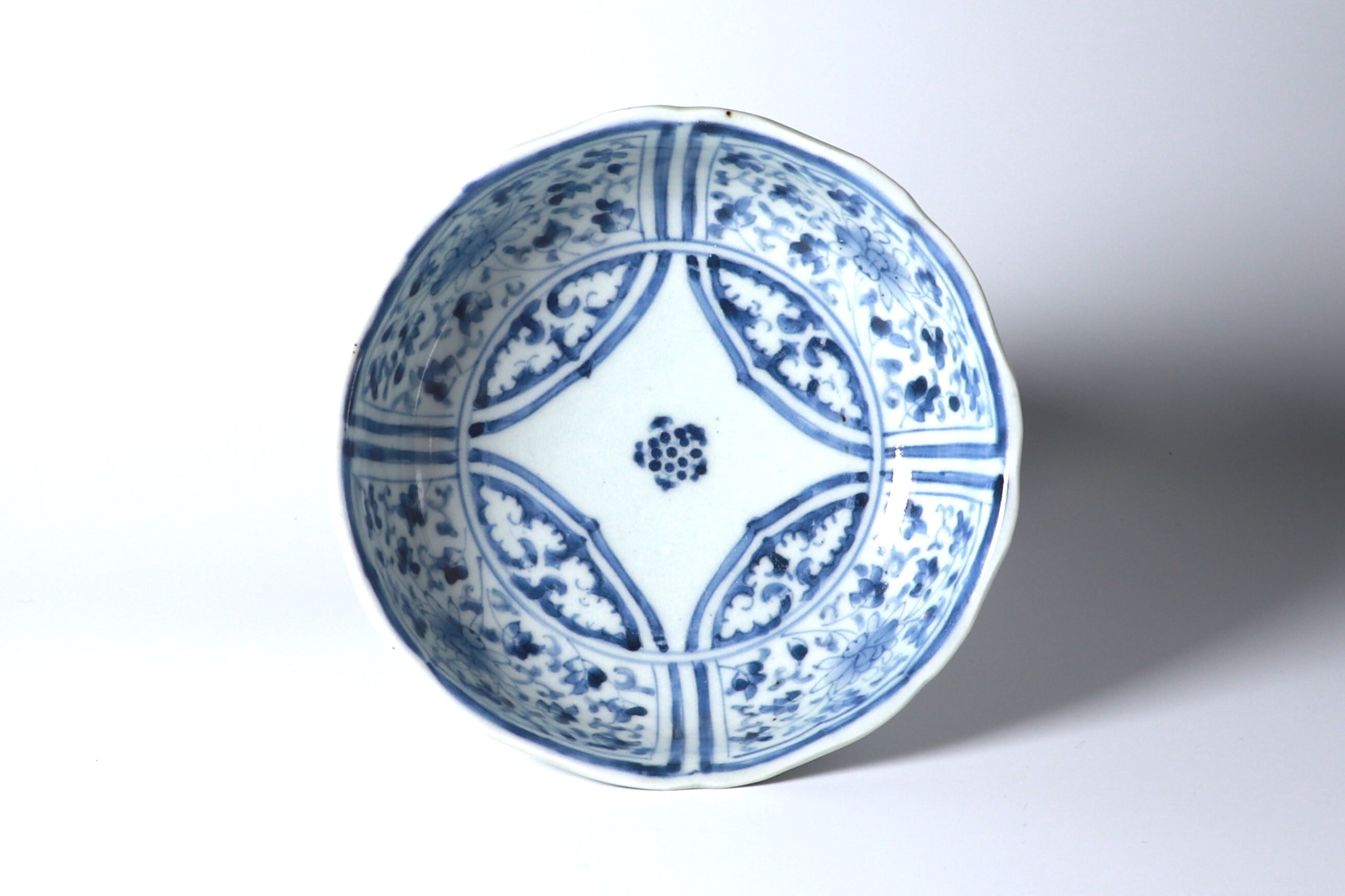 色絵付 皿 鳳凰 ねじり花弁縁 古伊万里 花文 唐草 銘 窯傷 イ