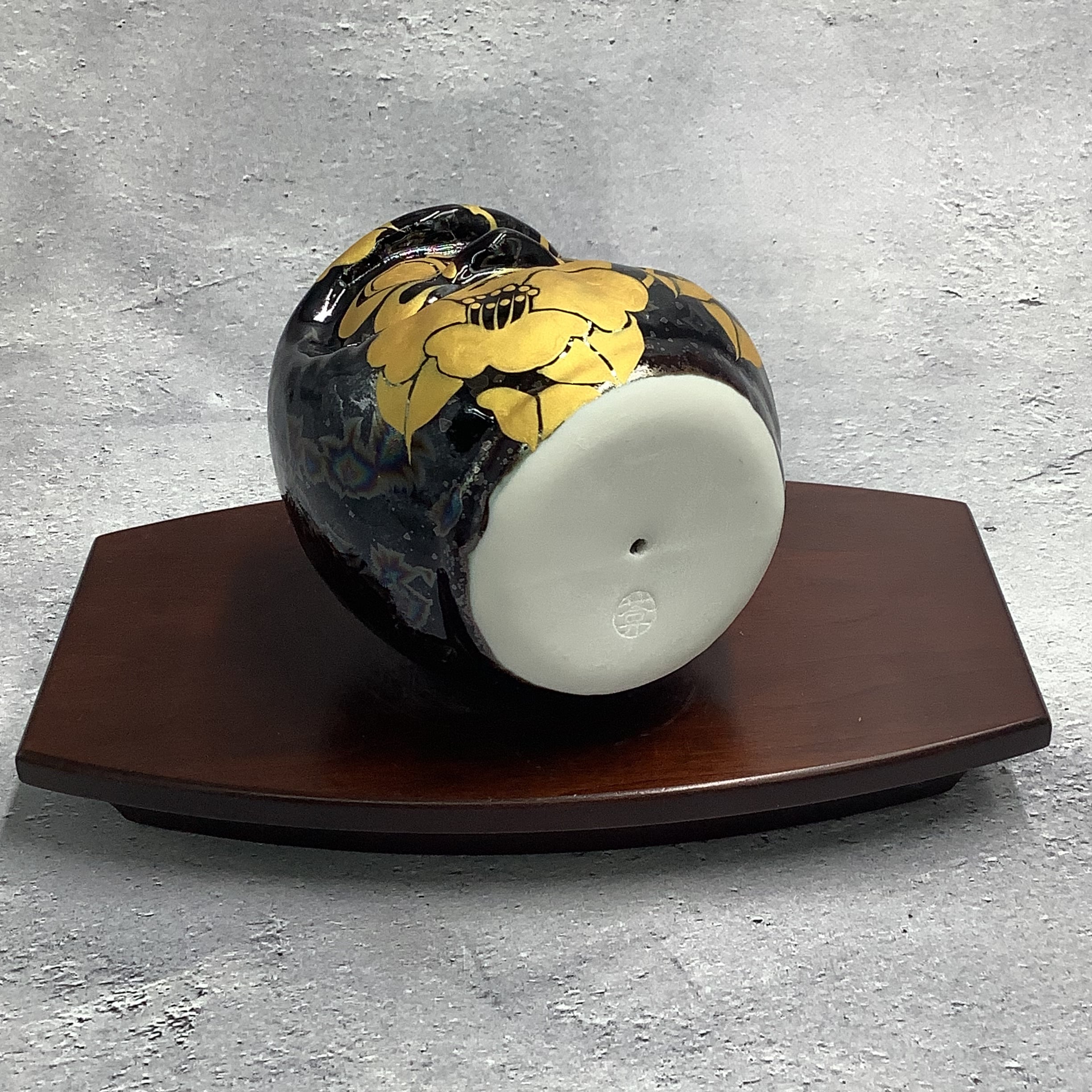 新作】達磨 ダルマ （小）星結晶（黒）×金彩 椿 置物オブジェ | 京焼