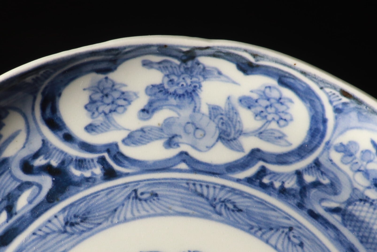 皿 白磁 古伊万里 獅子文様 染付 陽刻縁 牡丹 唐草 銘 明治 大正 イ