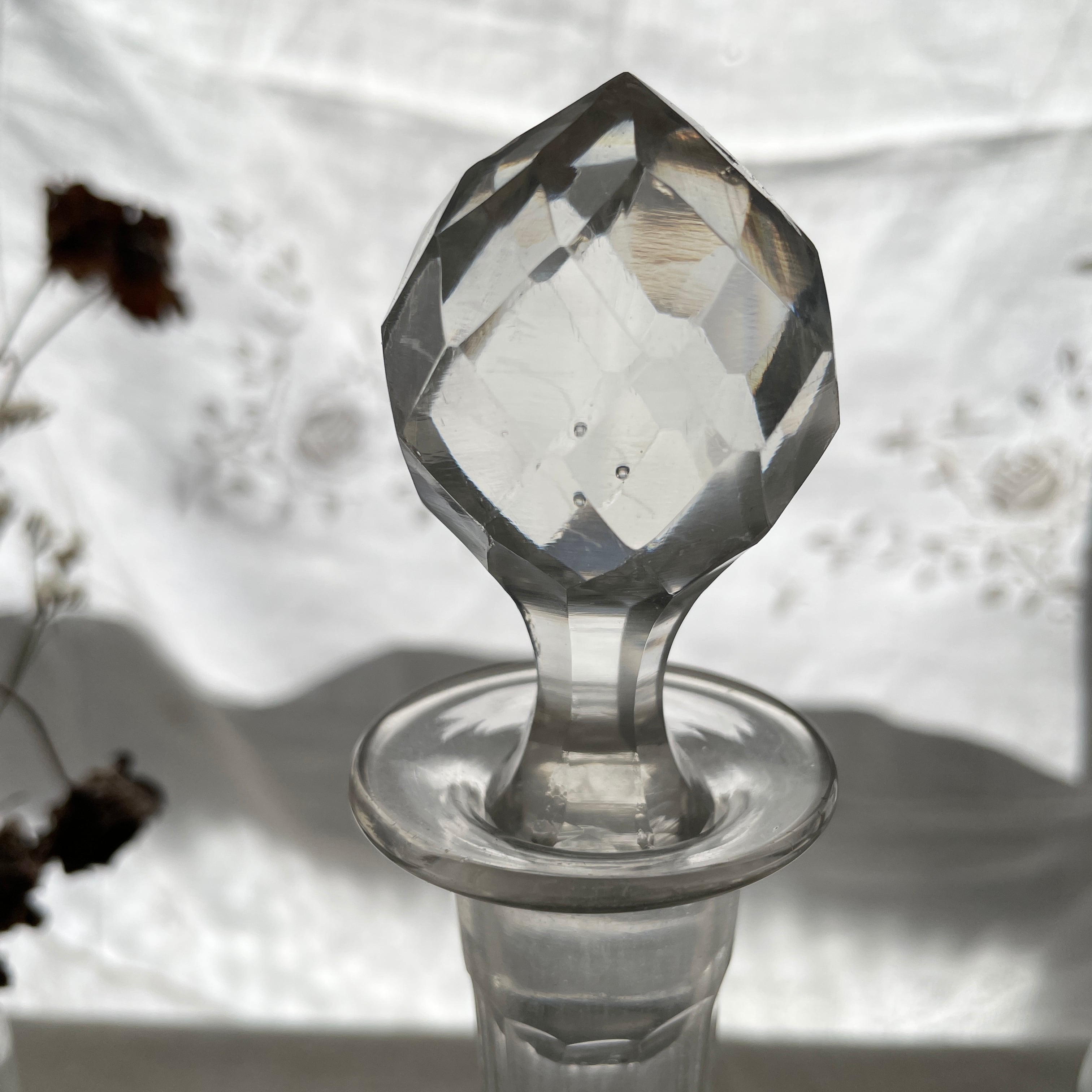 フランス 彫刻デキャンタ 厚みあるクリスタルに芸術的シルバー装飾 重