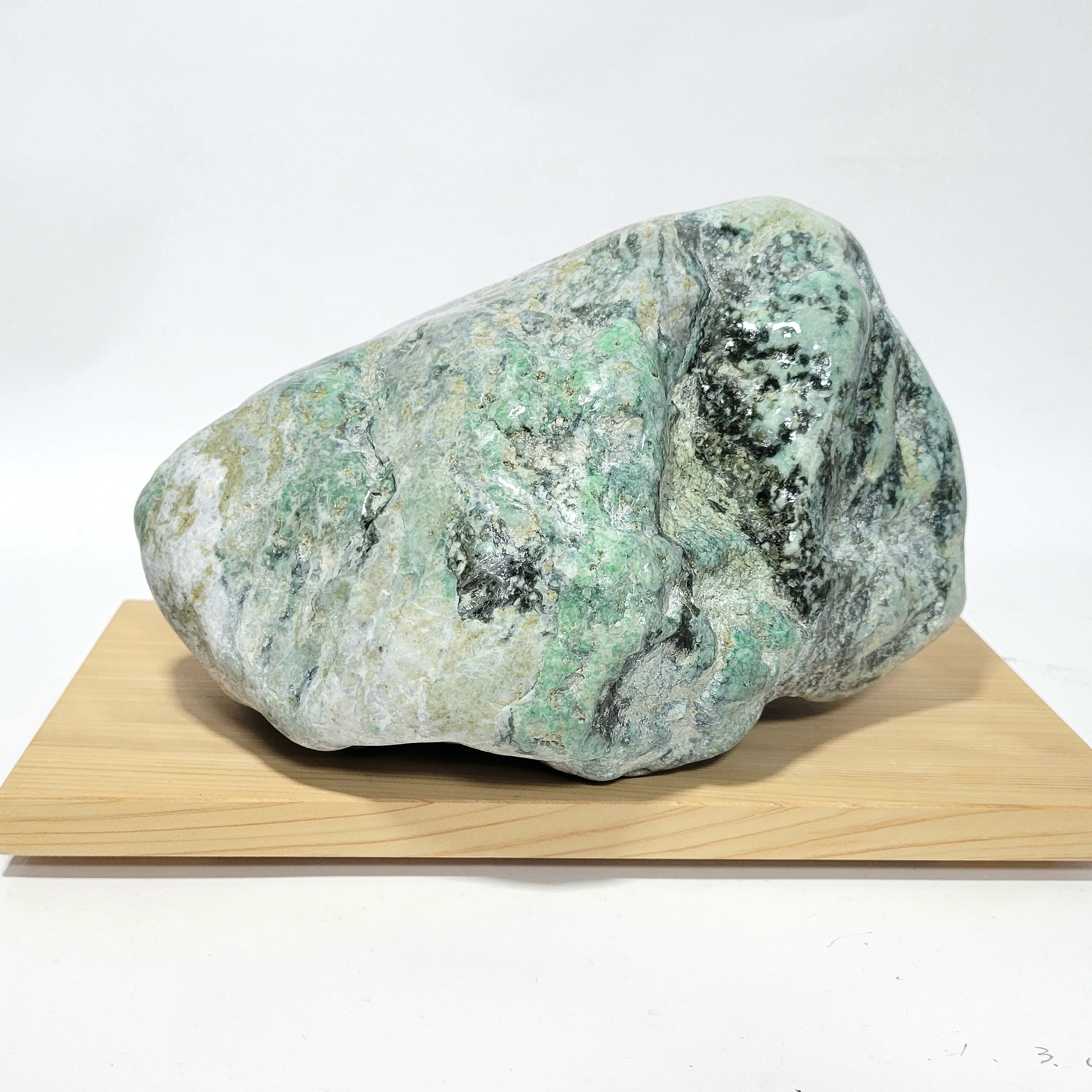 糸魚川翡翠:原石:小滝 BG0058 | 糸魚川翡翠工芸家 赤羽可行BASE