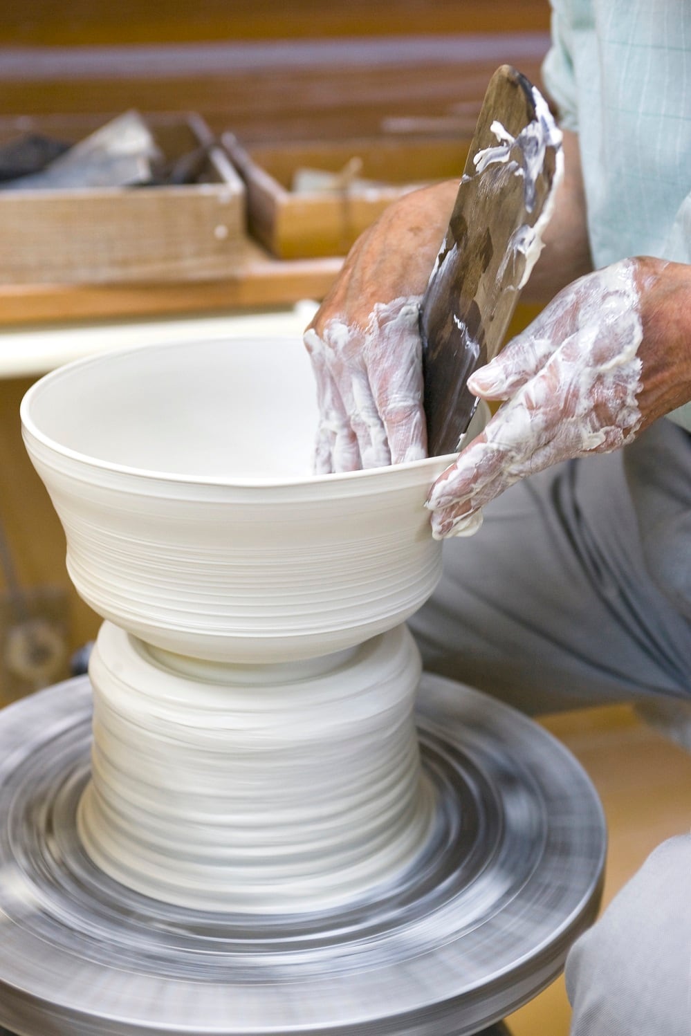 申相浩 草文花瓶 高さ32cm 高台内に描き銘 共箱付 申相浩 高麗青磁 透