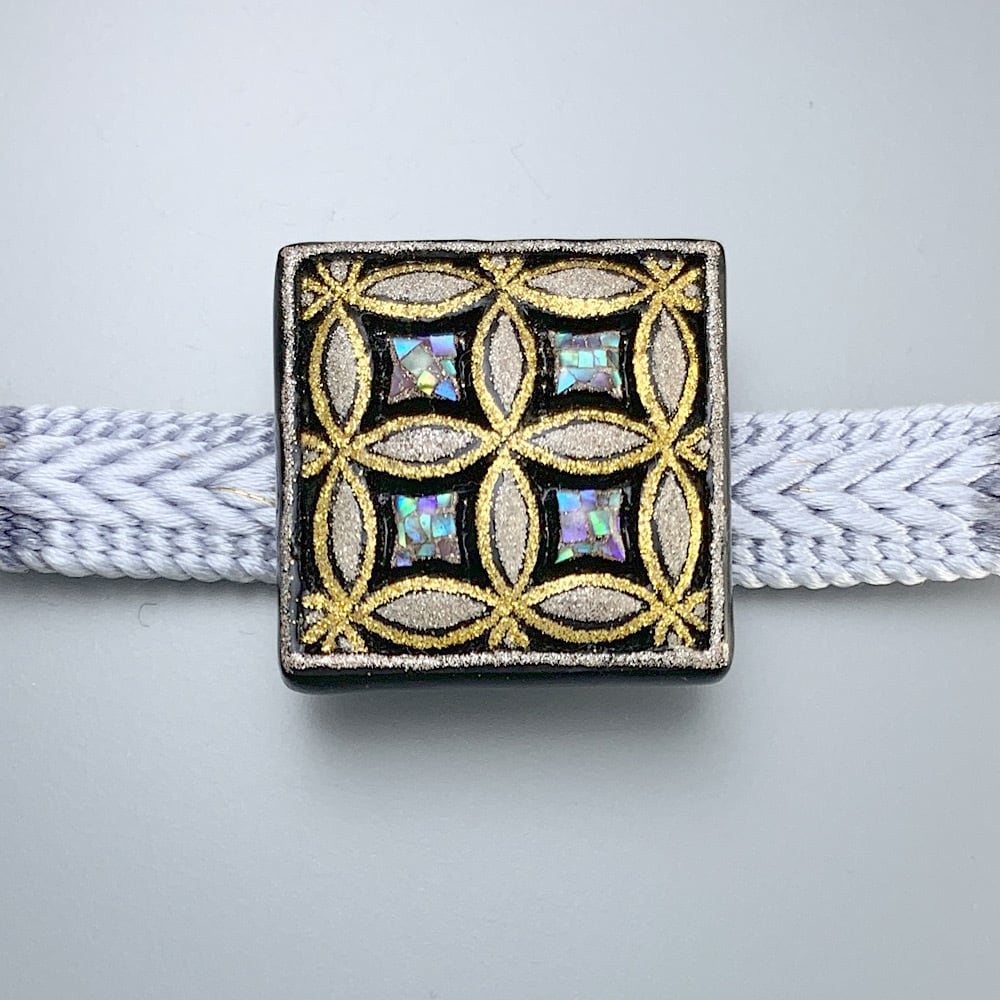 予約商品》帯留め 七宝紋 25mm角 彫刻 螺鈿 銀蒔絵 純金蒔絵 漆帯留
