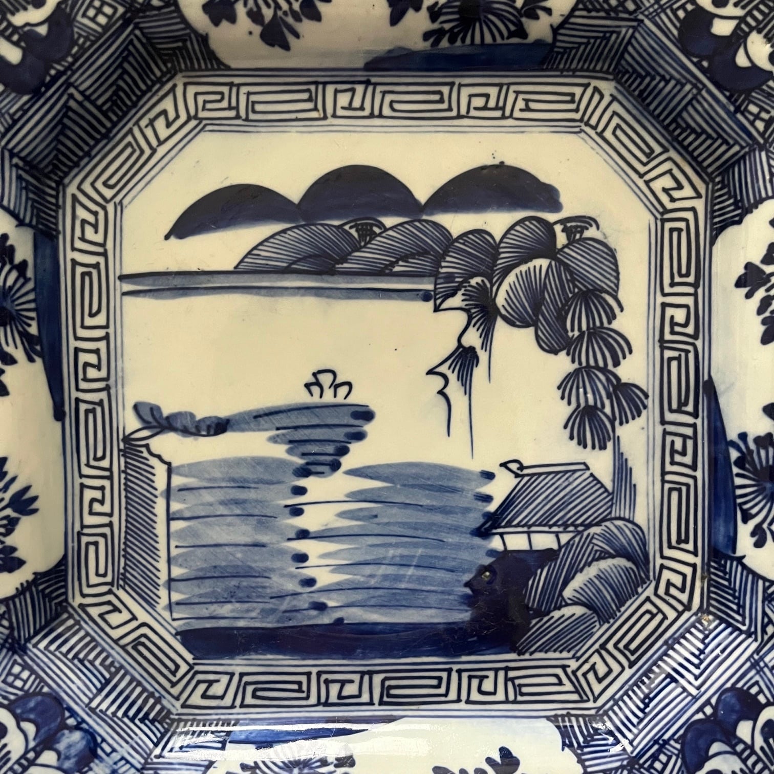 伊万里 染付 山水文 大角皿（江戸幕末期）｜30cm×30cm 高さ5cm | 古