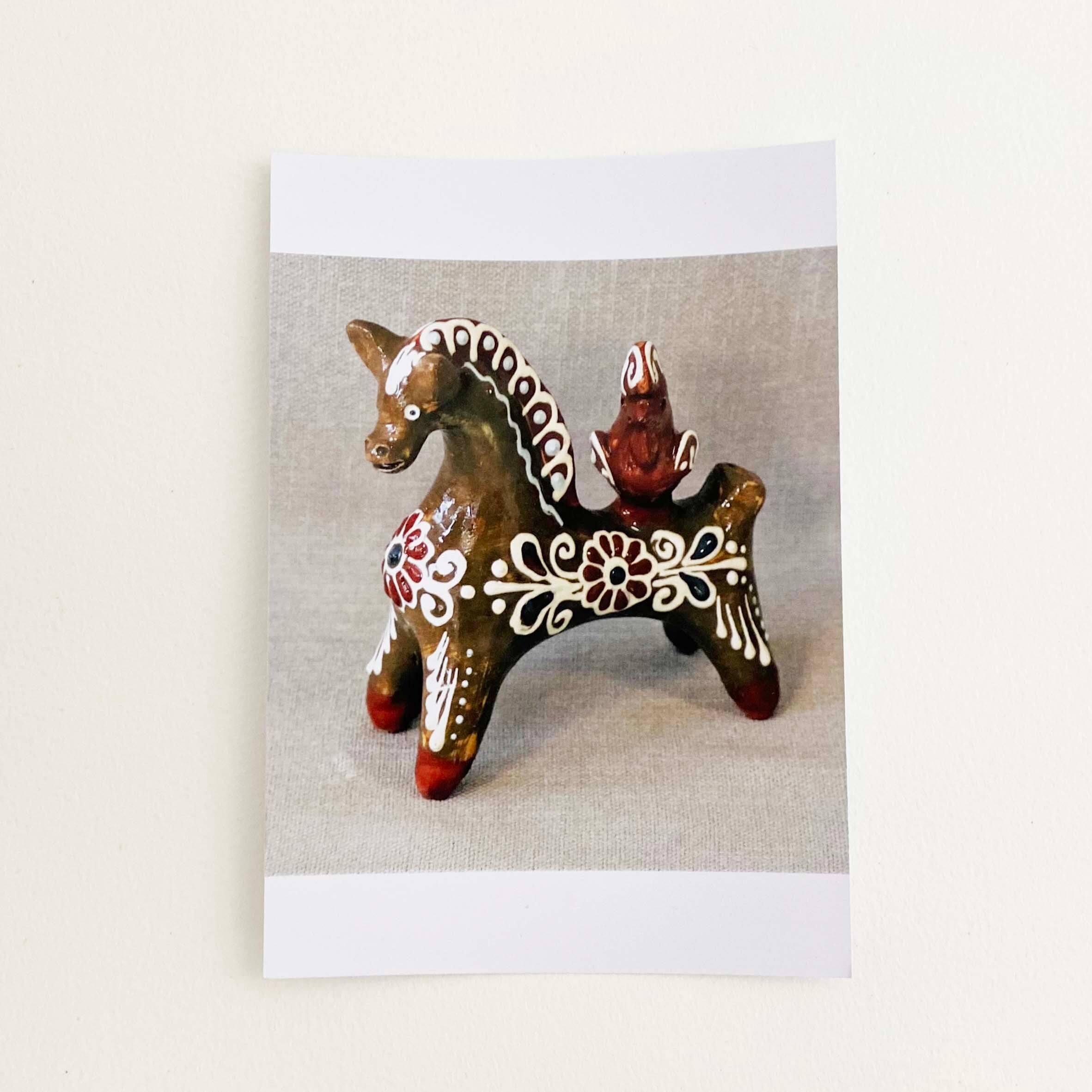 ウクライナ産 オピシュニャ土人形（馬と鶏 / こげ茶の馬） | kokeshka