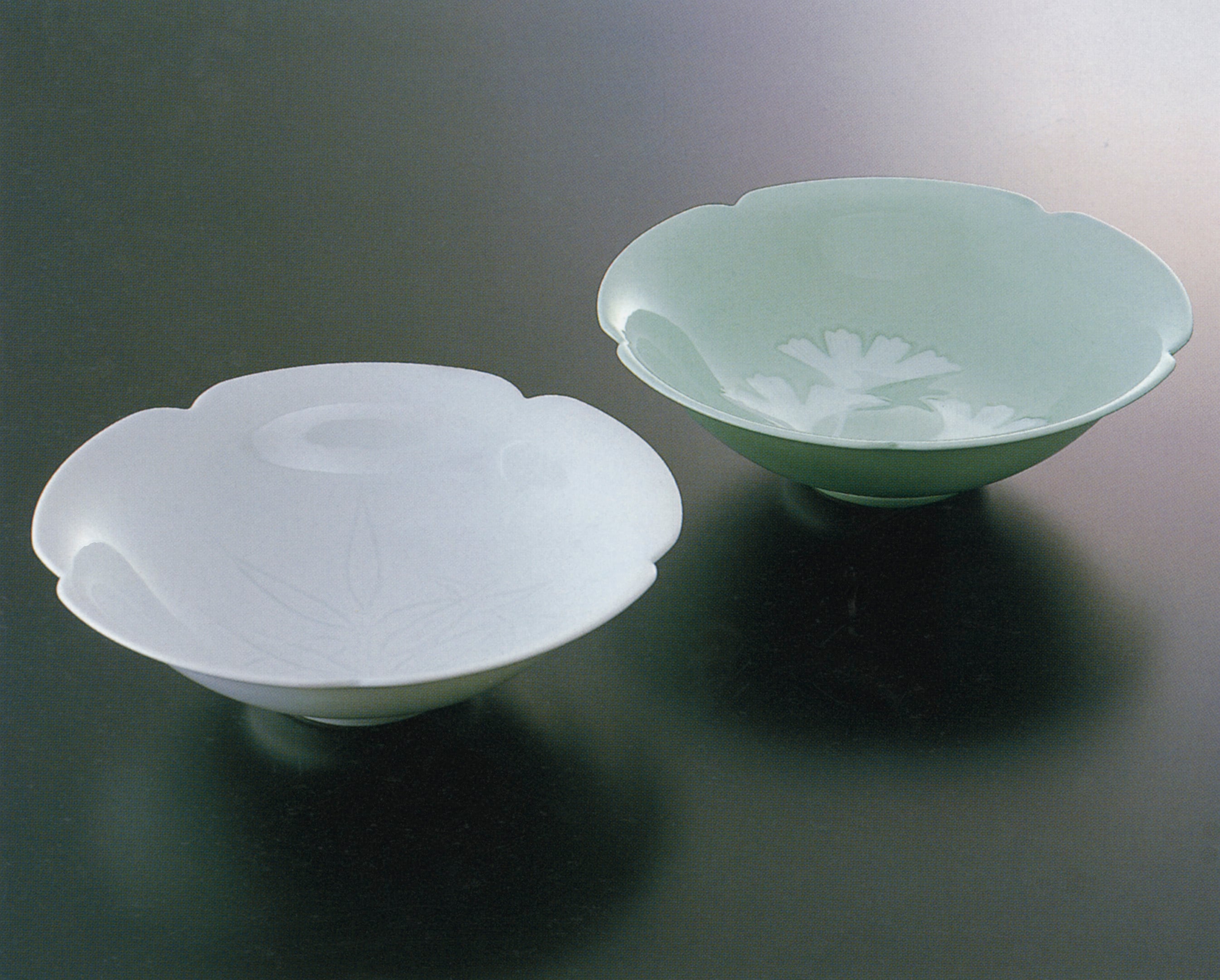 No.25【井上萬二窯作】青白磁公孫樹文菓子鉢 | 井上萬二窯 INOUE MANJI