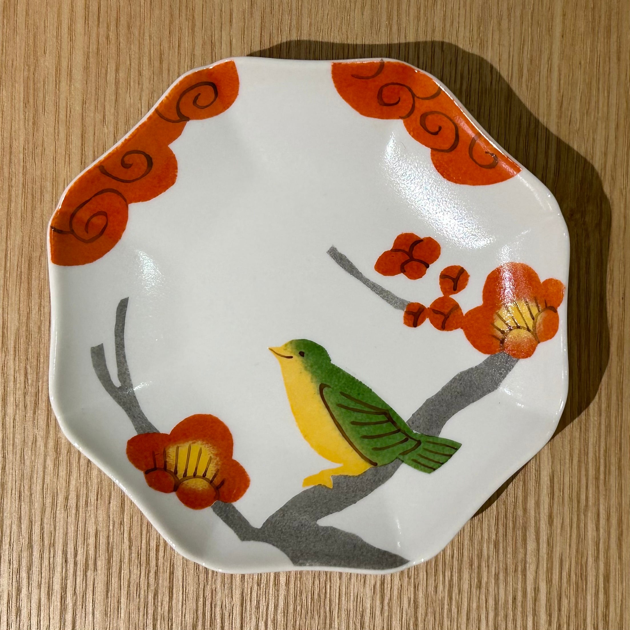 櫛高台の孔雀と花の模様の皿 櫛高台の孔雀と花の模様の陶器皿