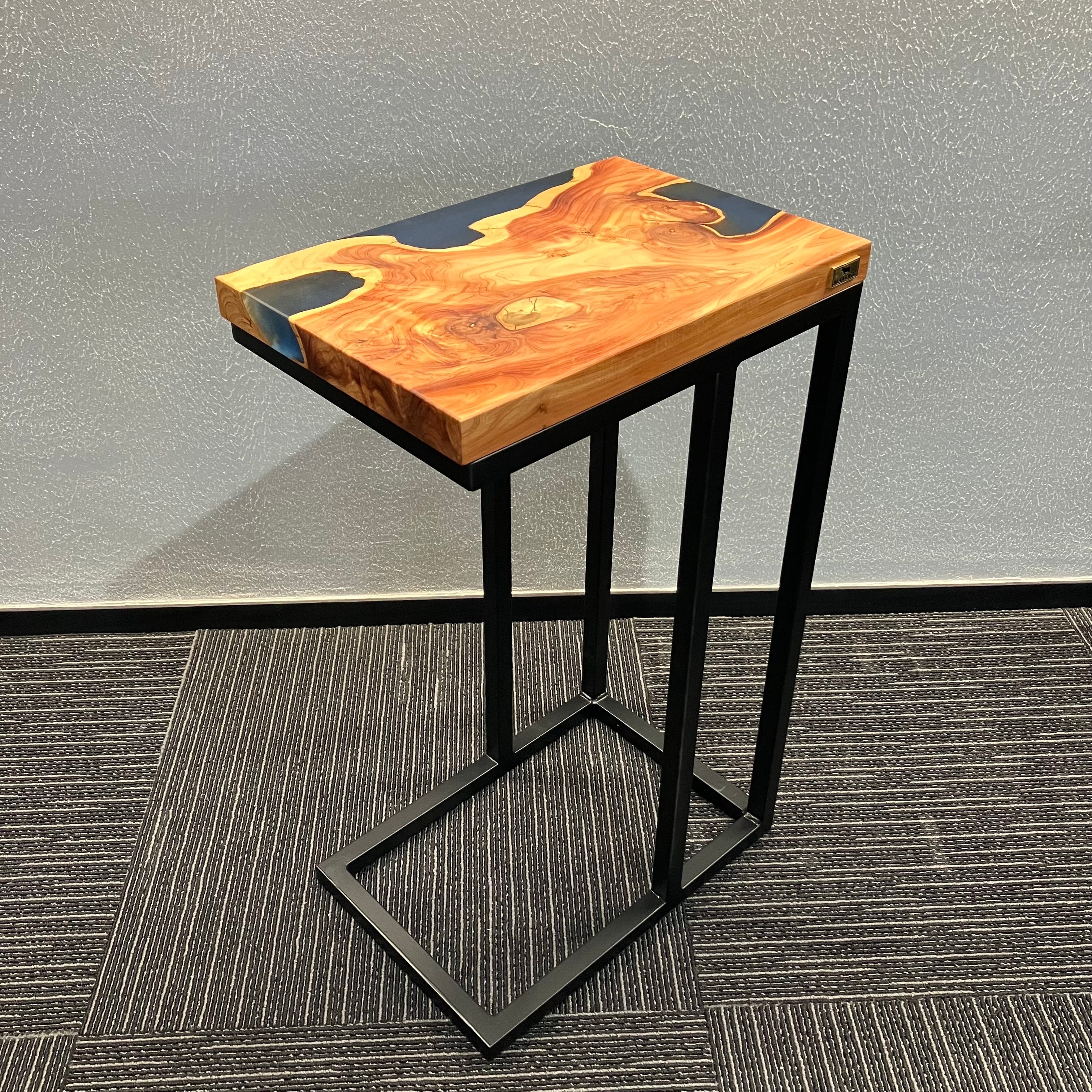 ウッドレジンサイドテーブル（ブルー：貝塚伊吹）mawore-t010 | mawore