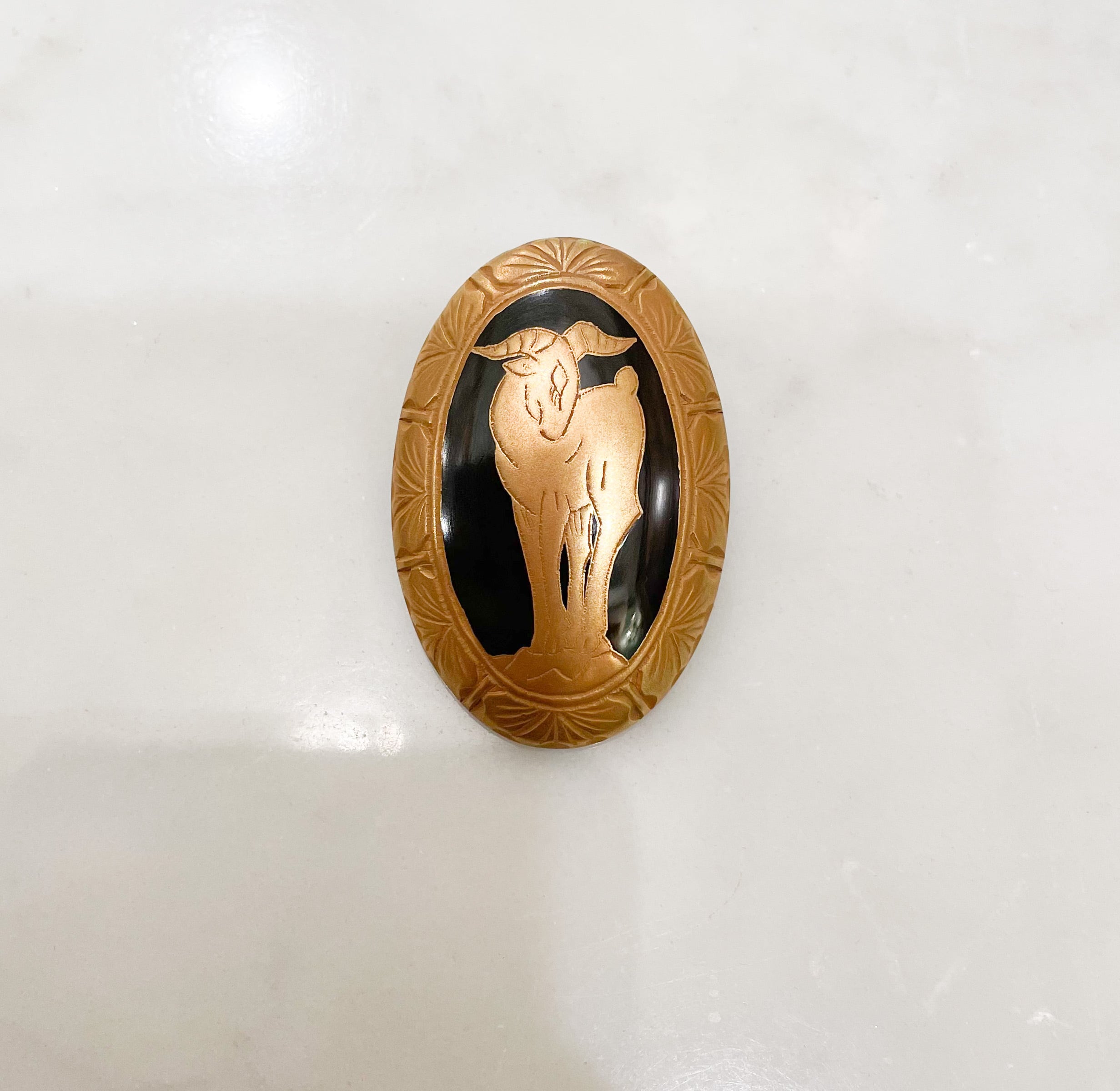 アキオモリ 白鼈甲調樹脂 山羊ブローチ アキオモリ白鼈甲調樹脂 山羊