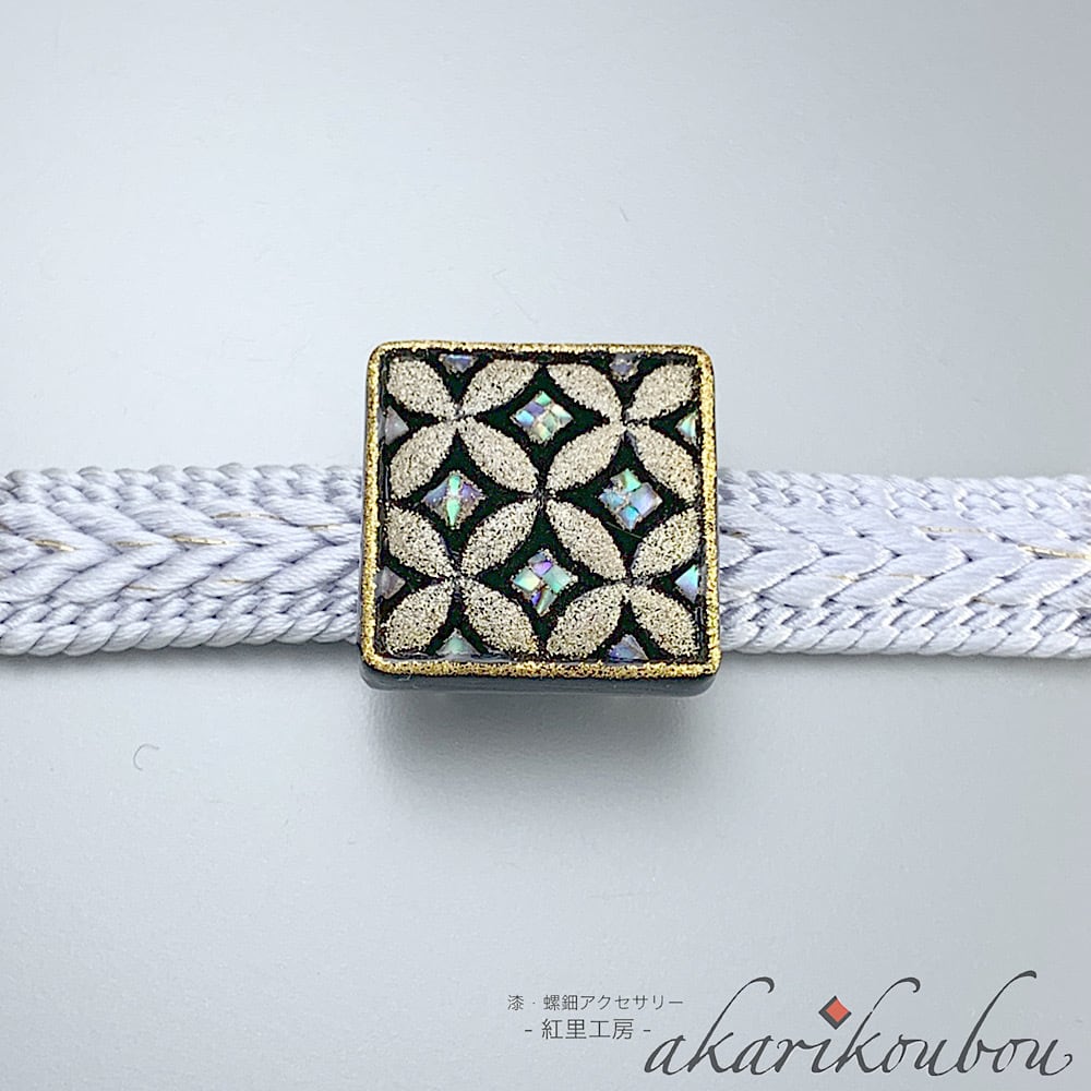 予約商品》帯留め 七宝紋 17mm角 彫刻 螺鈿 銀蒔絵 純金蒔絵 漆帯留