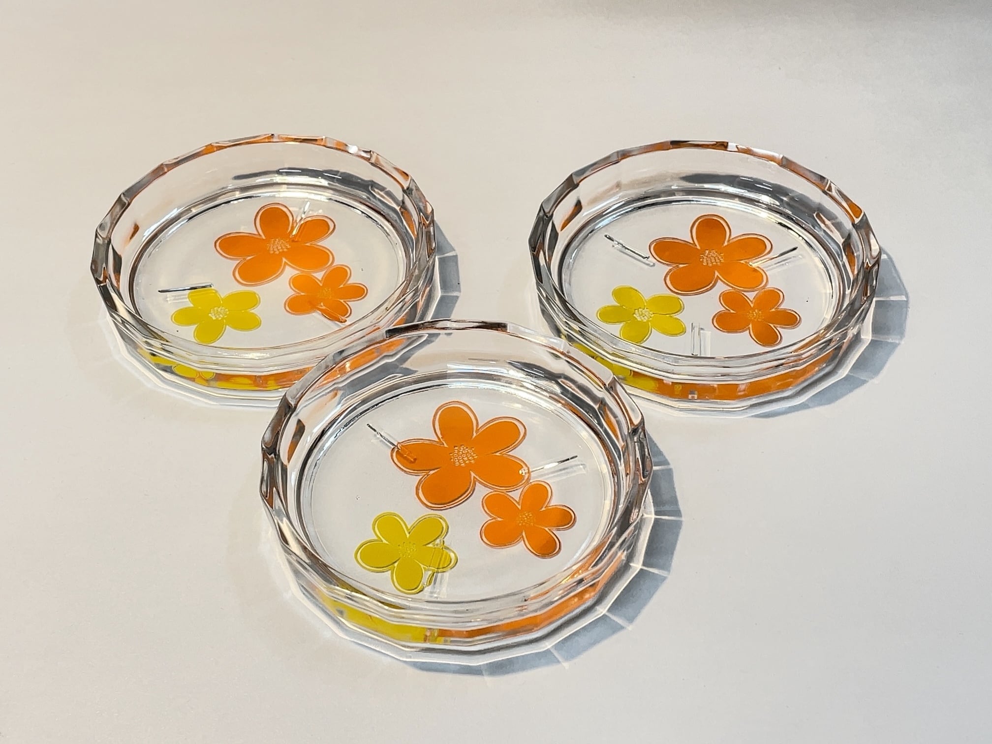 昭和戦前 天然木小物入れ2点 木彫り 花 立体網目模様 艶あり