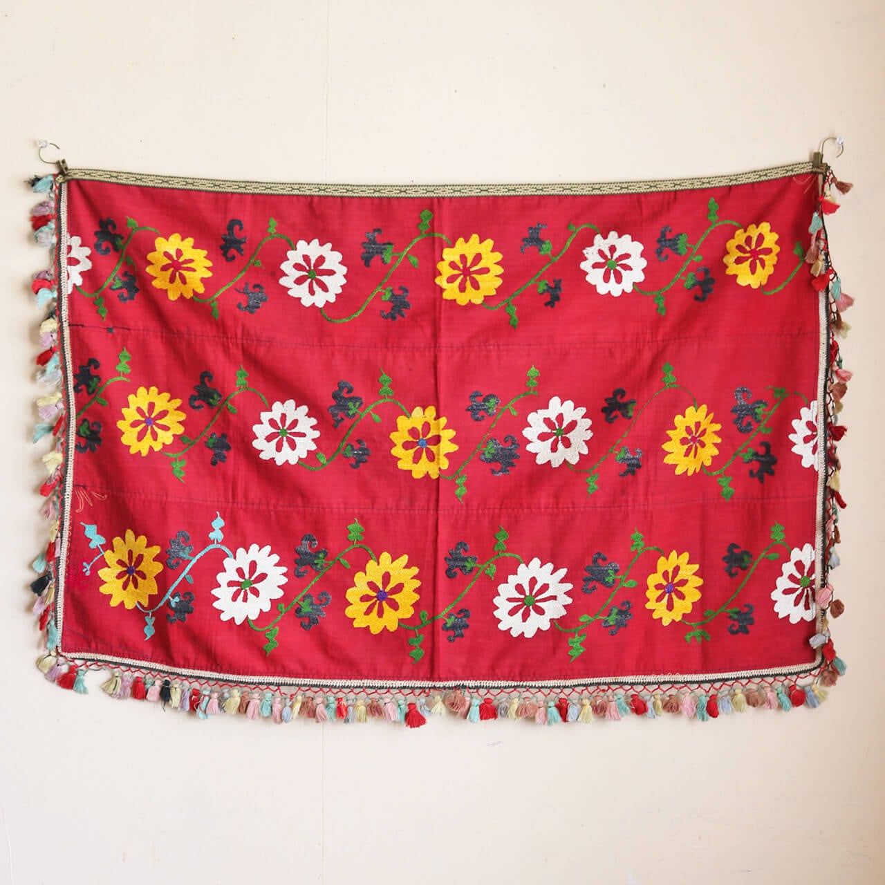 1点もの】スザニ刺繍 クロス レッド フラワー タッセル付 【約92×63cm