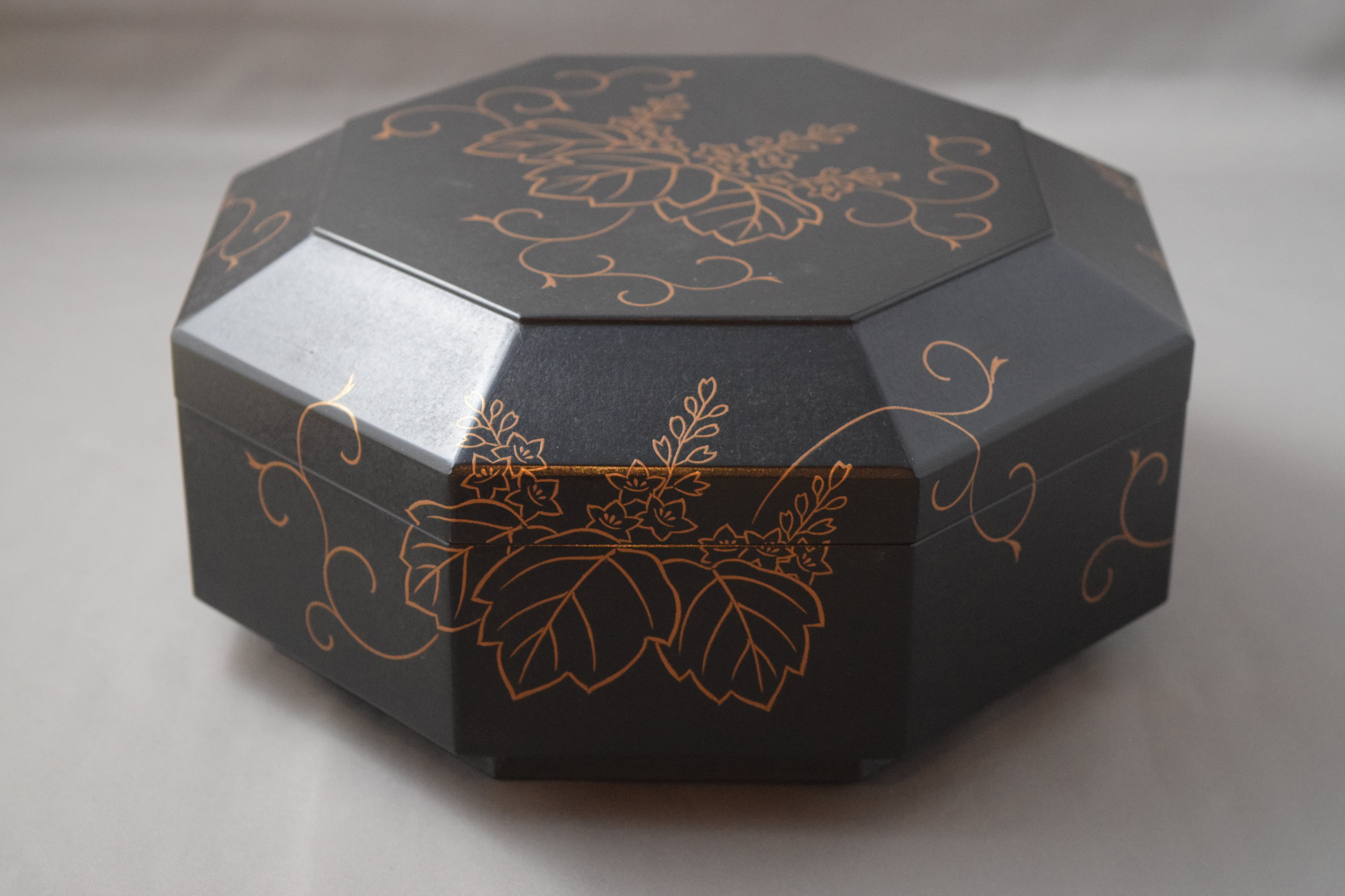 黒摺り上げ 八角食籠 踊り桐蒔絵 上杉満樹 作 | 上杉満樹工房