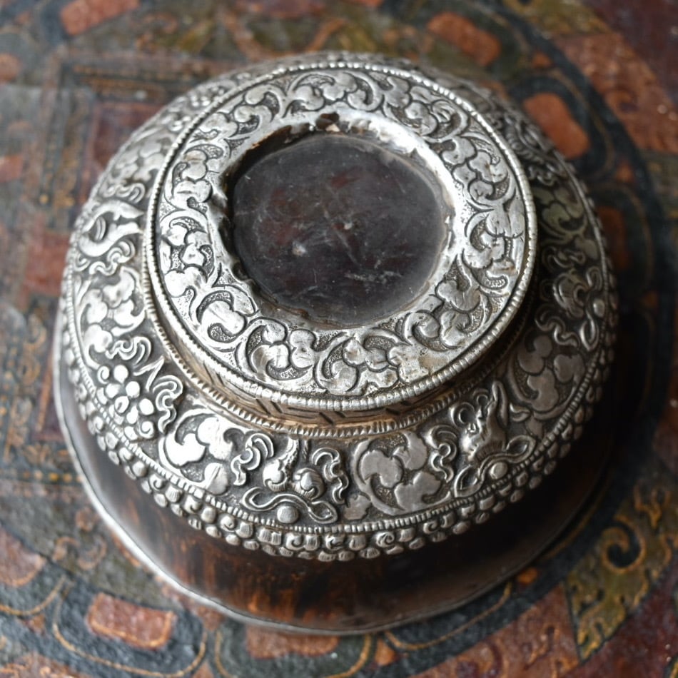 オールドチベット ガウ携帯祭壇『薬師如来』仏像窓銀製装飾手造り打出