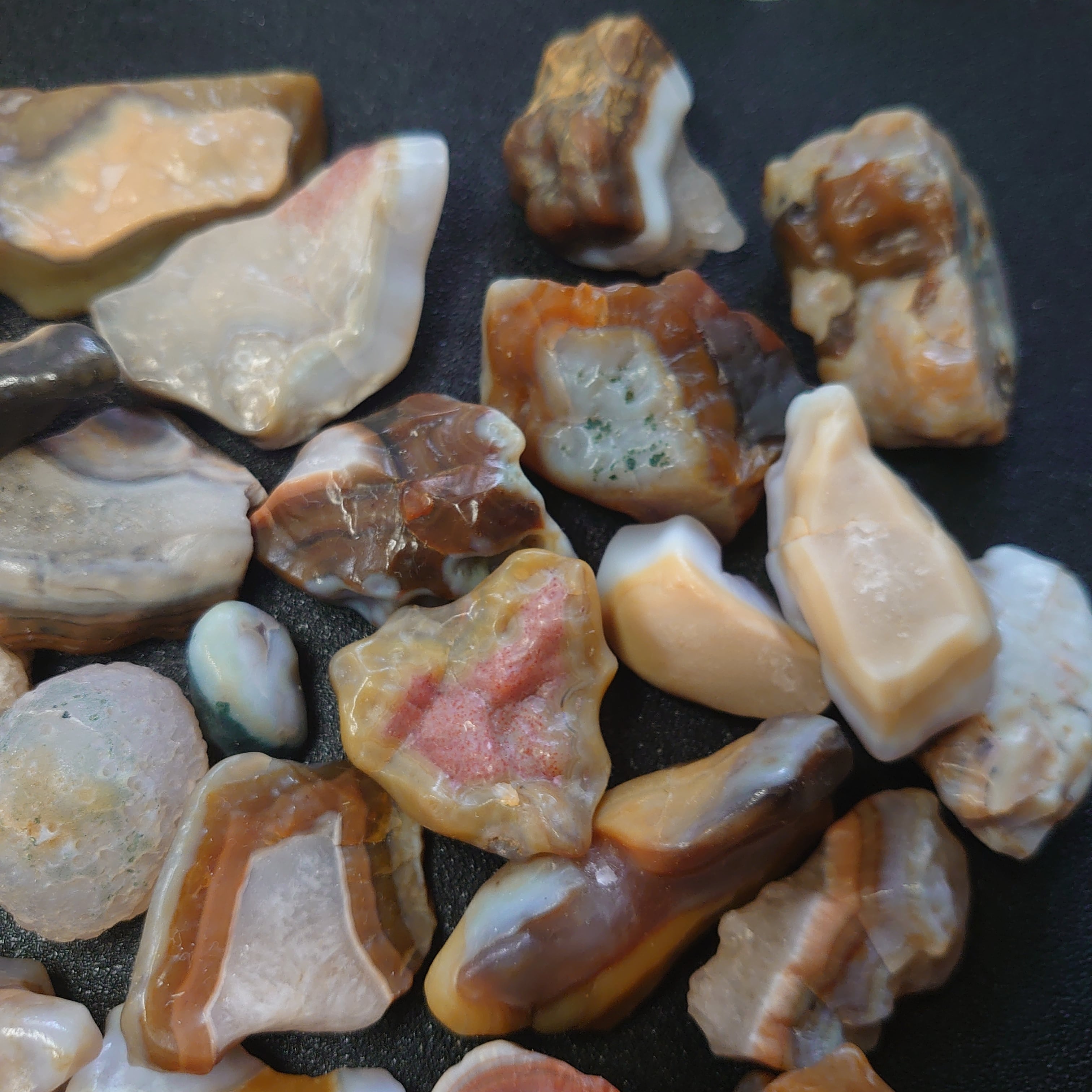 アラシャンゴビ瑪瑙 原石 カラフル 水晶付き 34個まとめ 692g ゴビ石