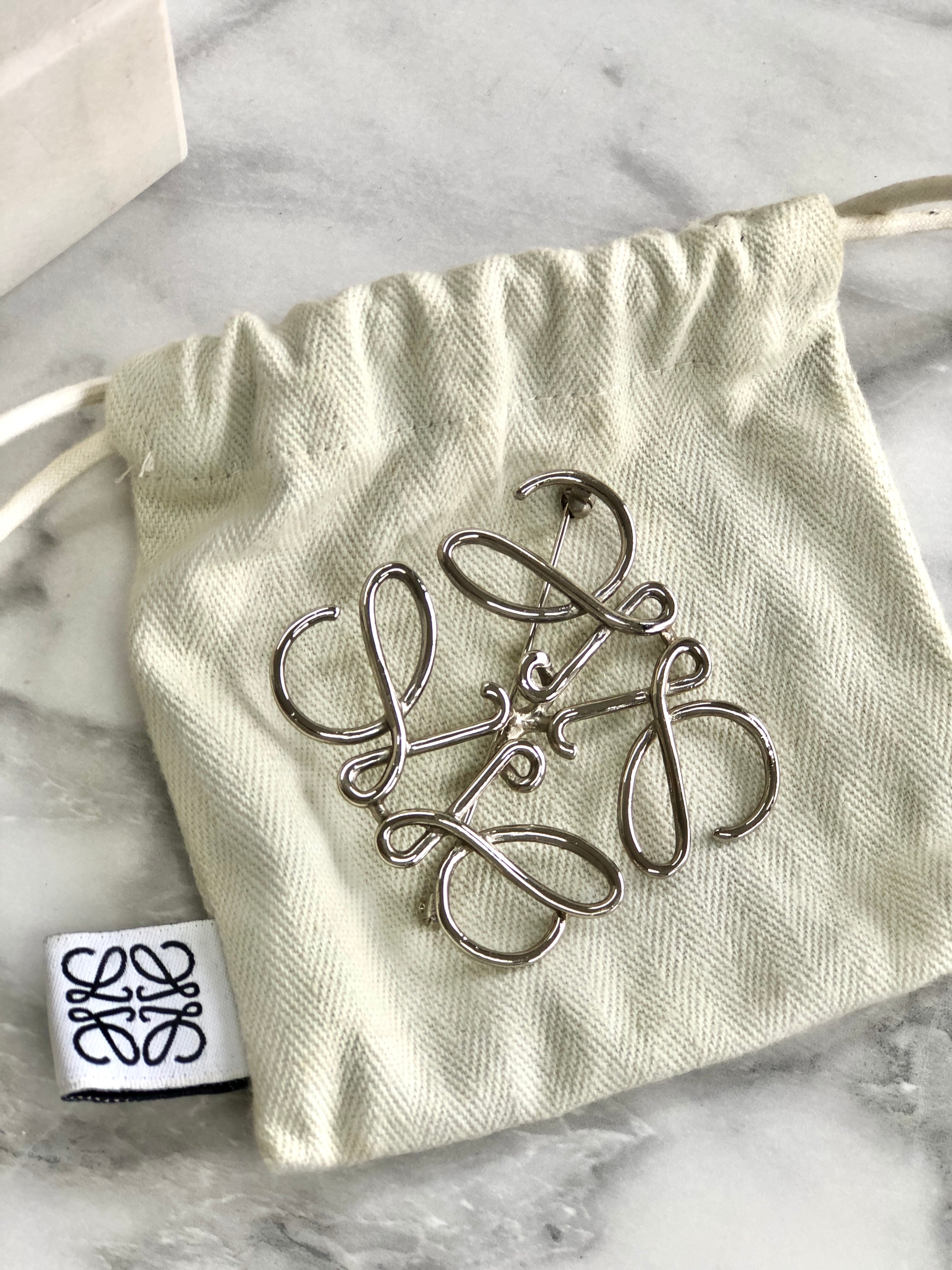 ロエベ シルバブローチ ワイワイ ロエベ シルバブローチ ワイワイ