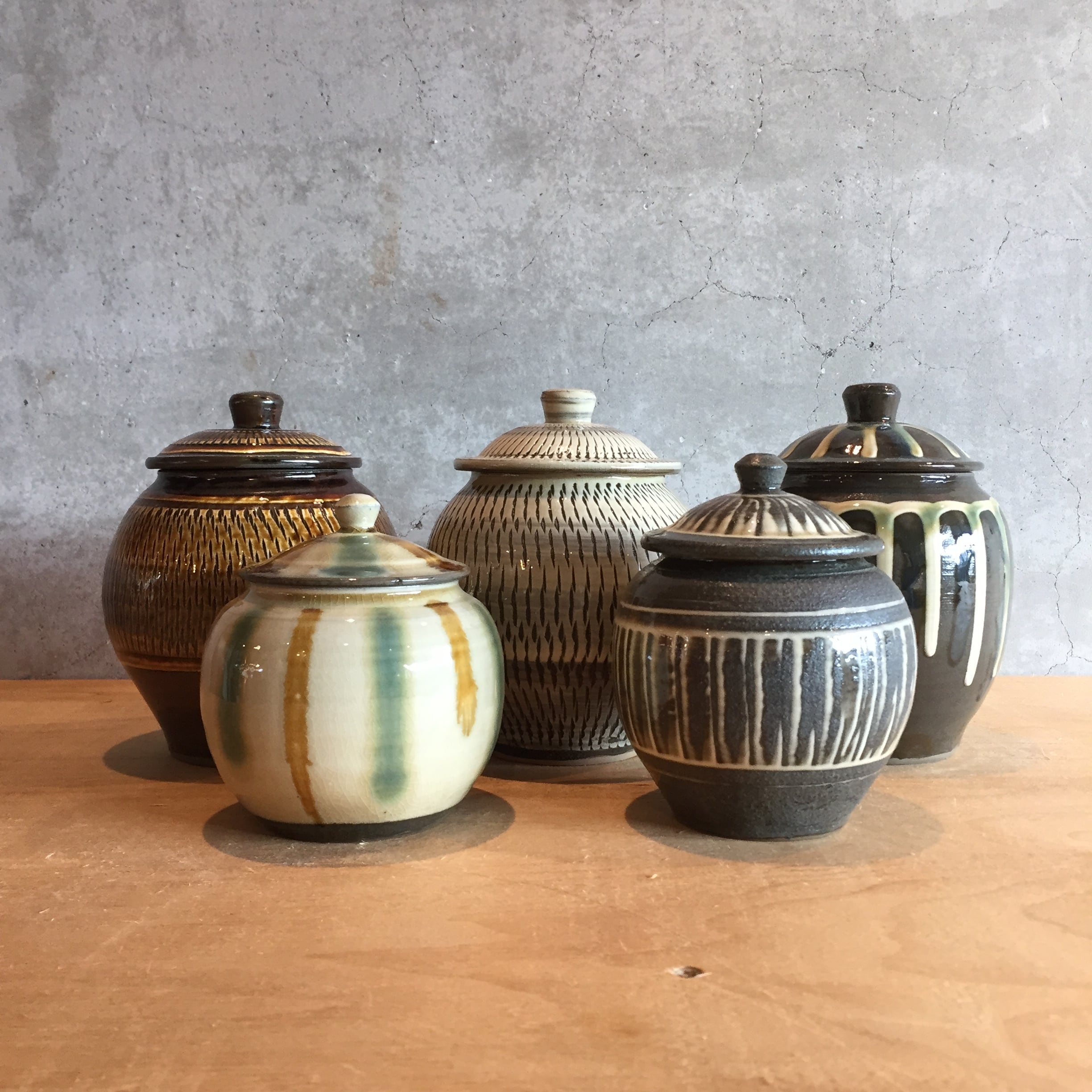 小鹿田焼の大きい壺 黒に黄土色の釉薬の流れ模様の陶器の壺 小鹿田焼の