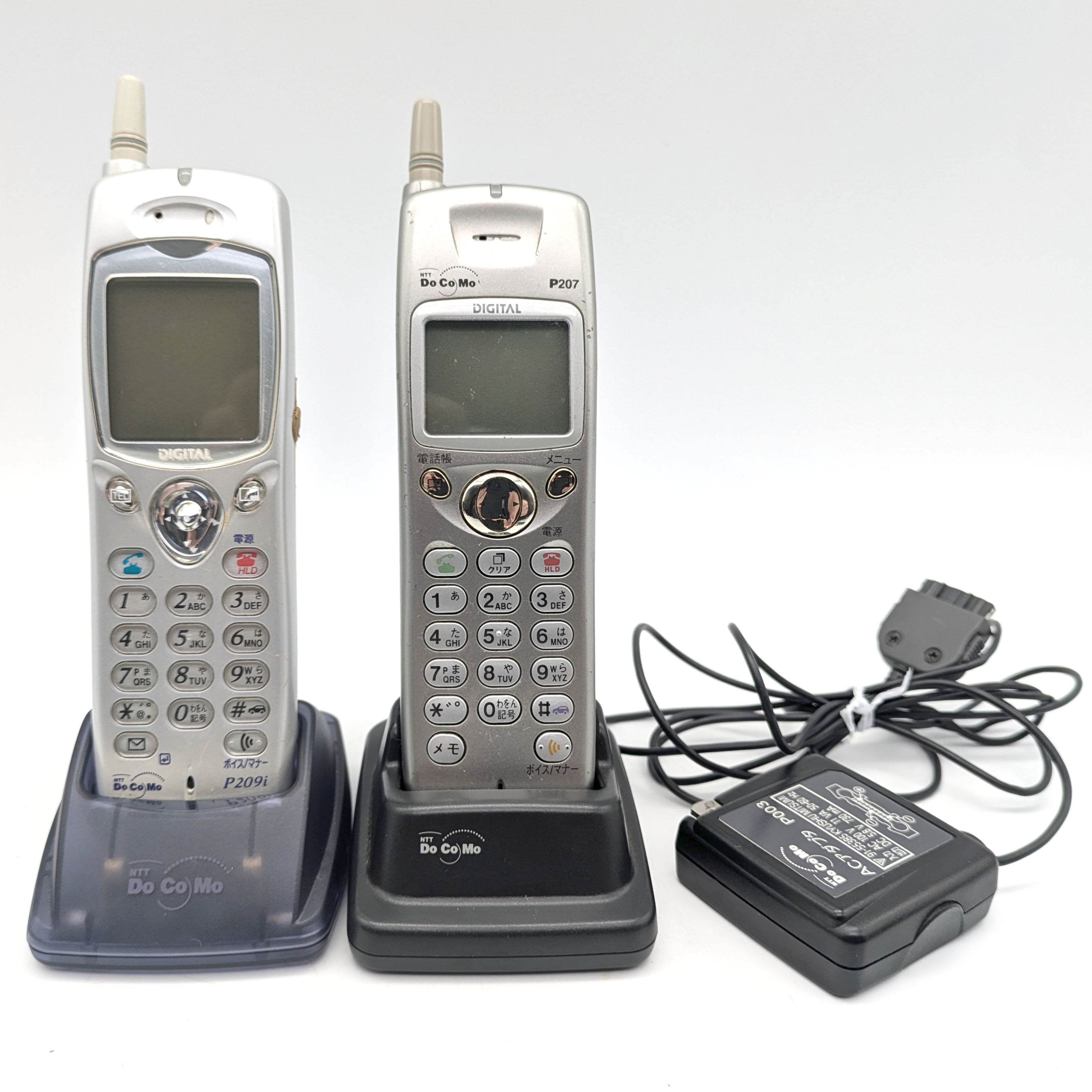 NTTドコモ・デジタルムーバ・P209iHYPER・P207HYPER・携帯電話・2点