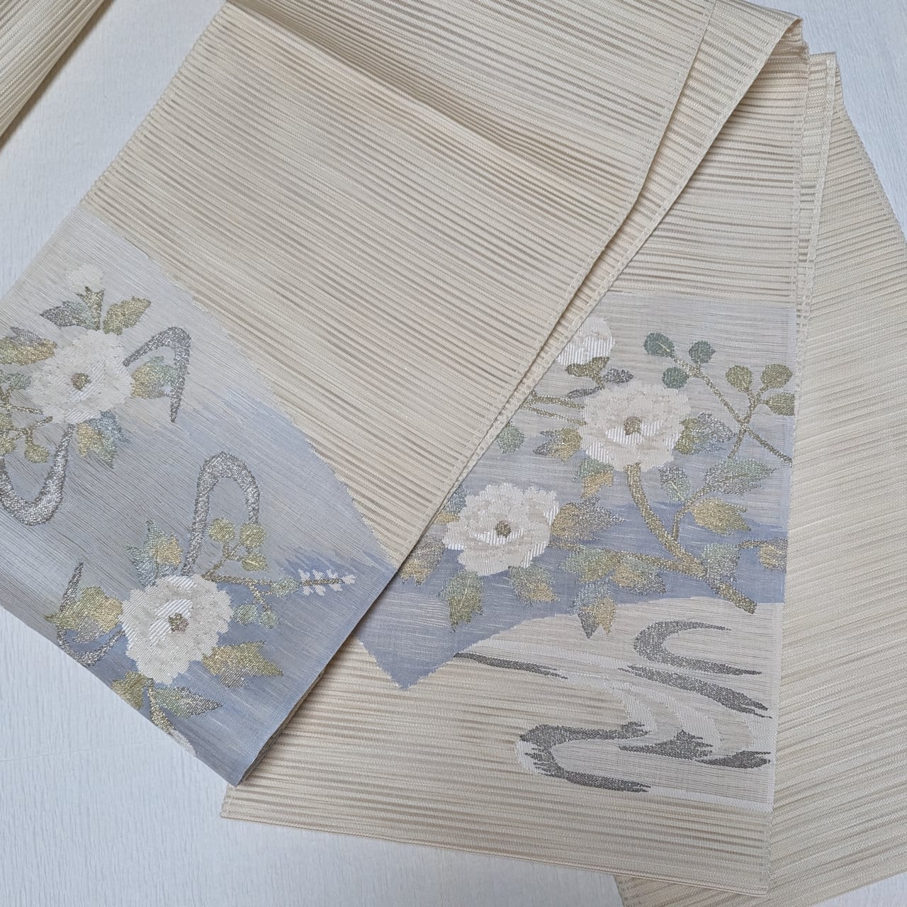 夏帯】袋帯 絽 正絹 お太鼓柄 流水 牡丹 萩 金銀糸使い 淡いクリーム色