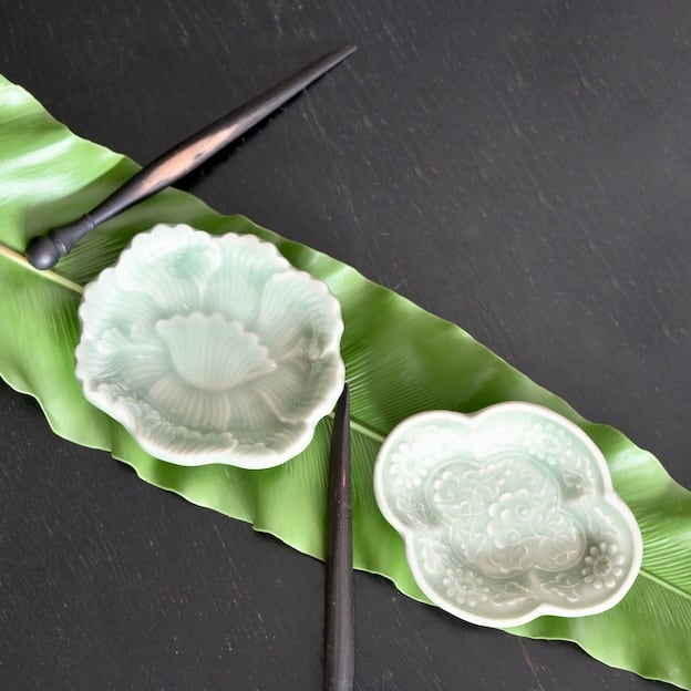 50116】 三田青磁 牡丹 手塩皿（1個） 江戸/ Mita Seiji small plate