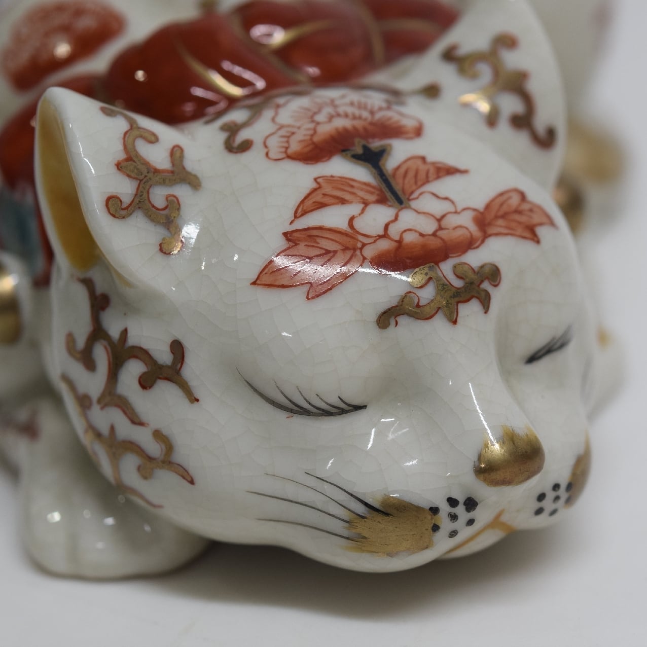 伊万里 眠り猫 金鈴 牡丹花文様 置物 縁起物 ねこ | 一丁目ねこ番地 by