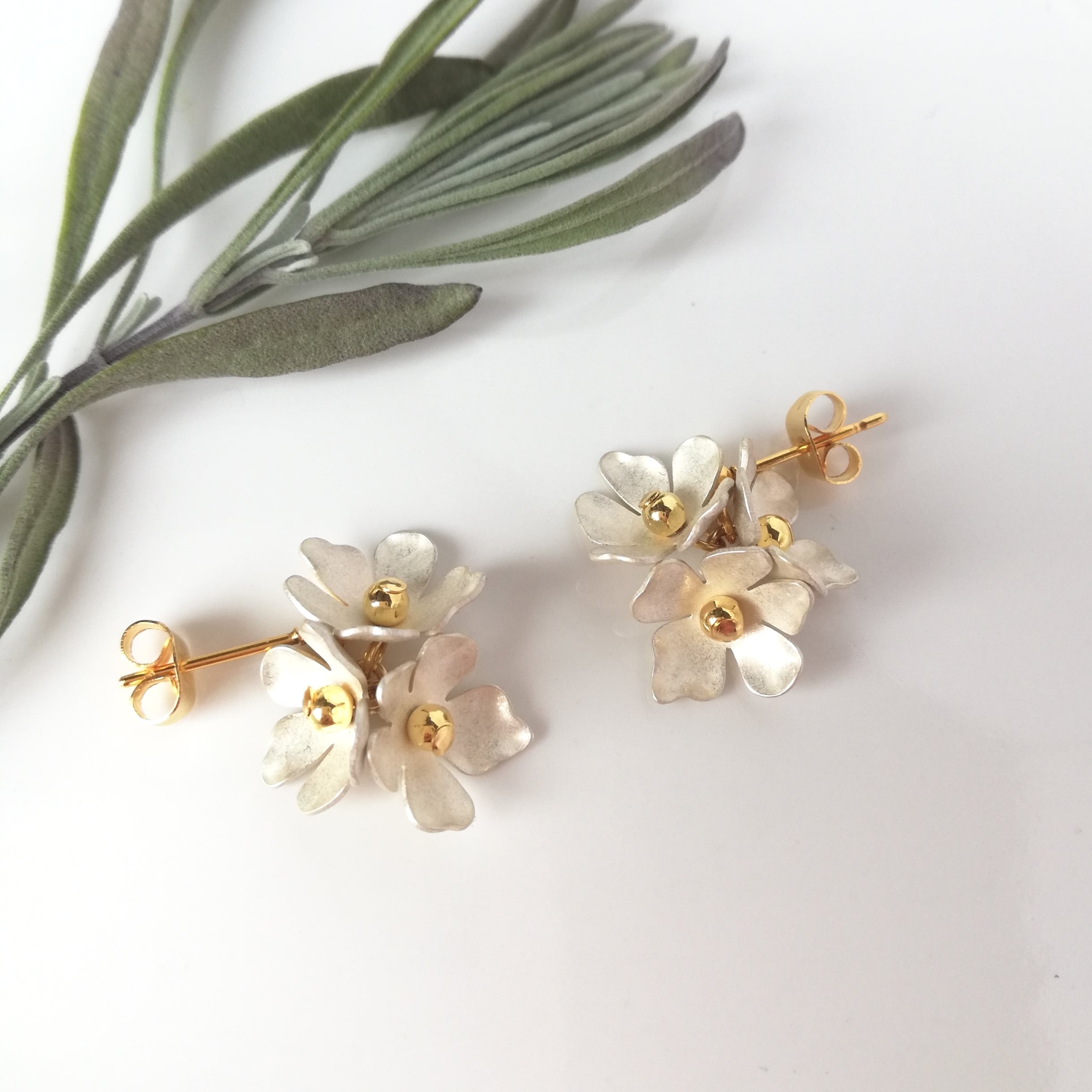 ホワイトフラワーピアス/イヤリング | cocora [ココラ]