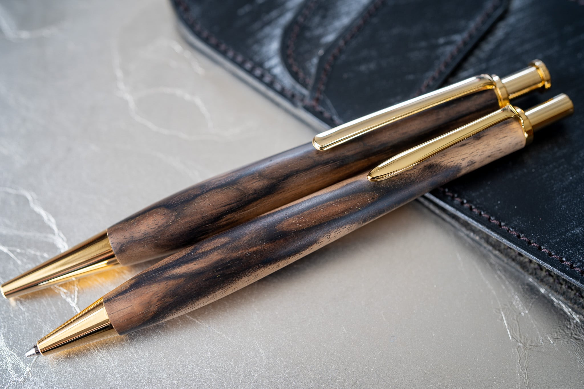 魅惑の黒い紋様】 黒柿孔雀杢 受注生産品 | 木軸ペン工房 金杢犀