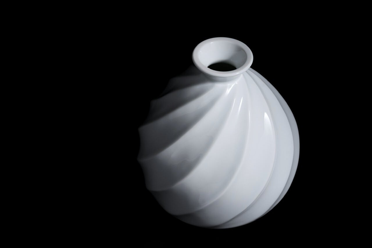 井上萬二作】白磁渦文花瓶 | 井上萬二窯 INOUE MANJI KILN
