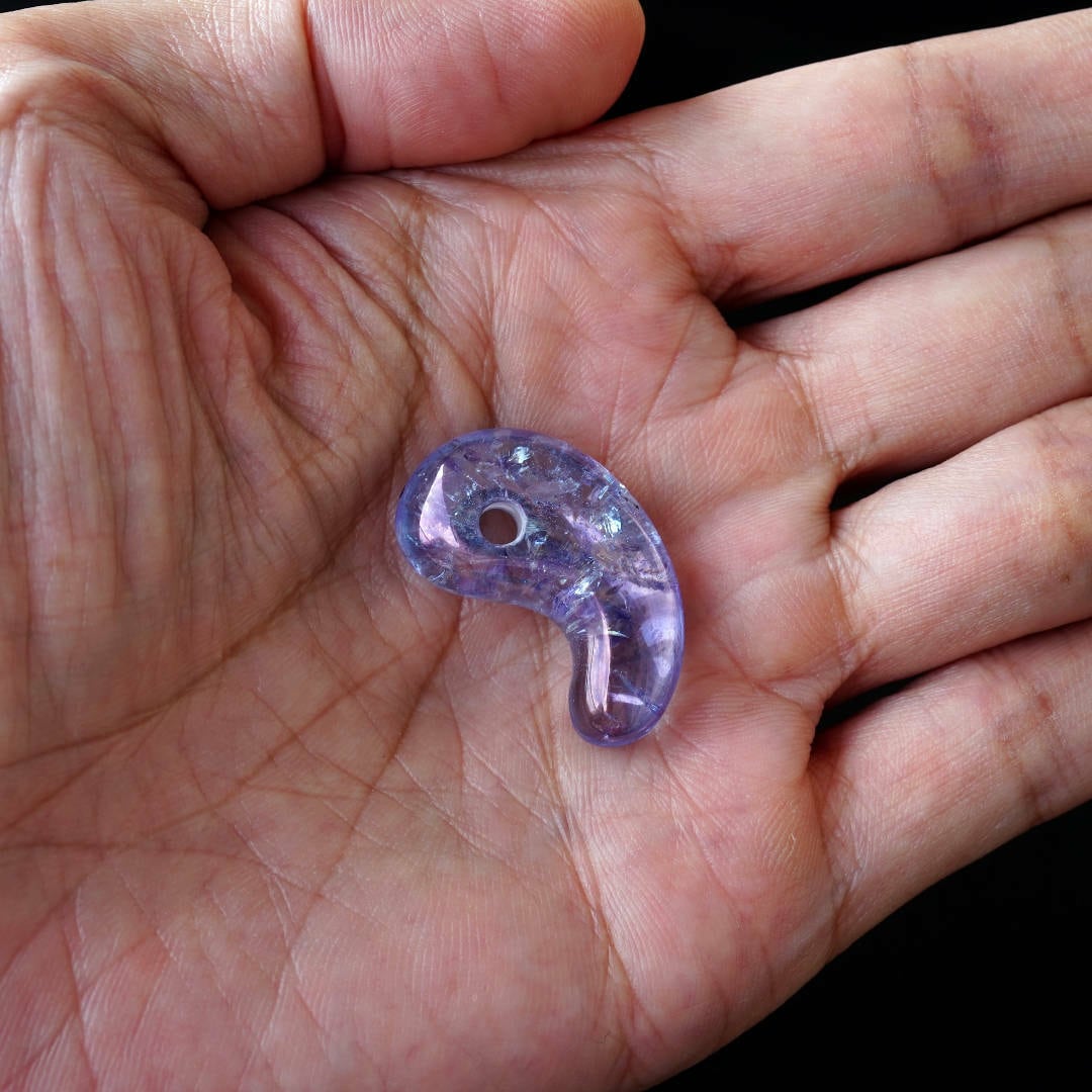 光に当てると模様が浮かび上がり綺麗です。オーラまとってる勾玉です。