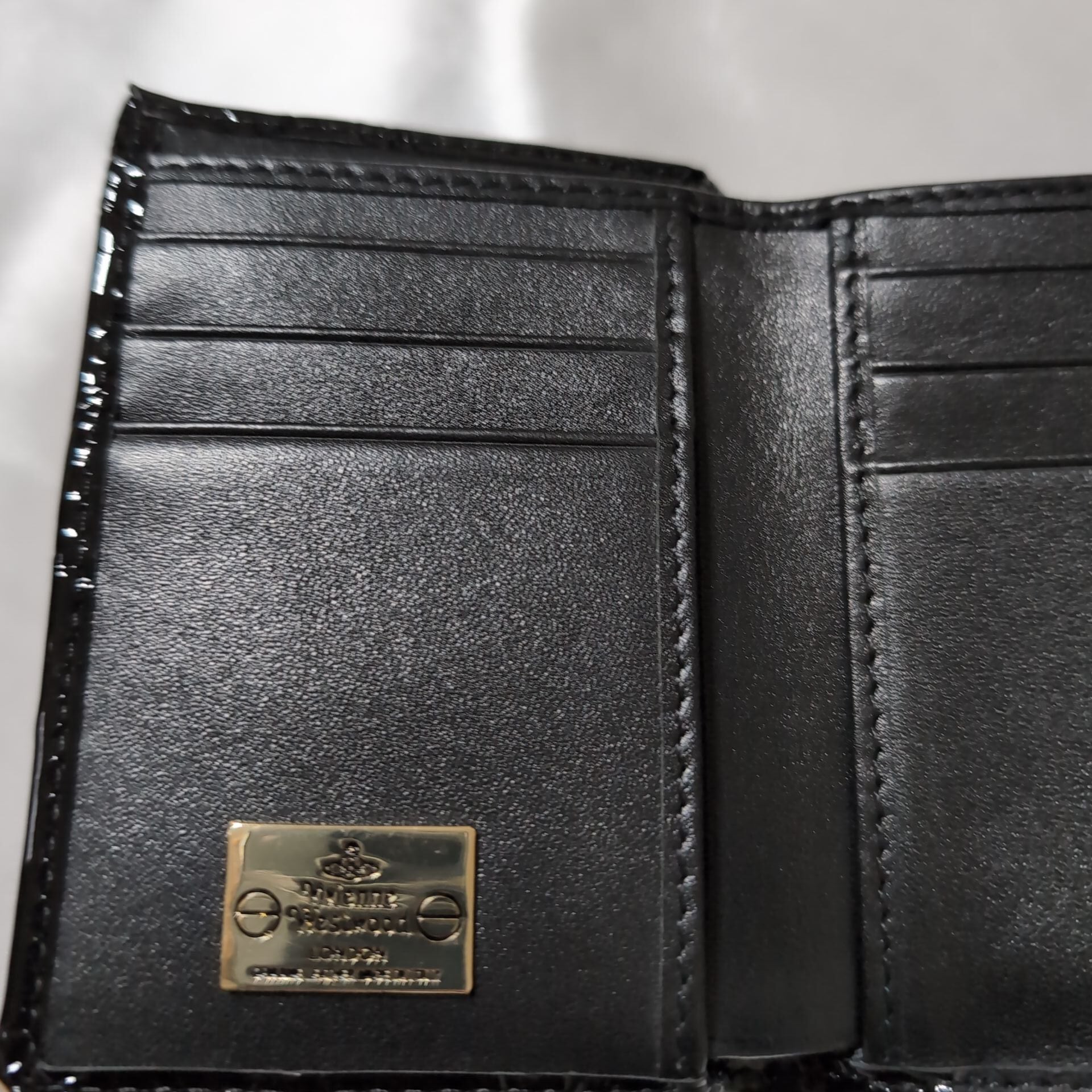 ヴィヴィアンウエストウッド エナメル がま口三つ折り財布 ブラック