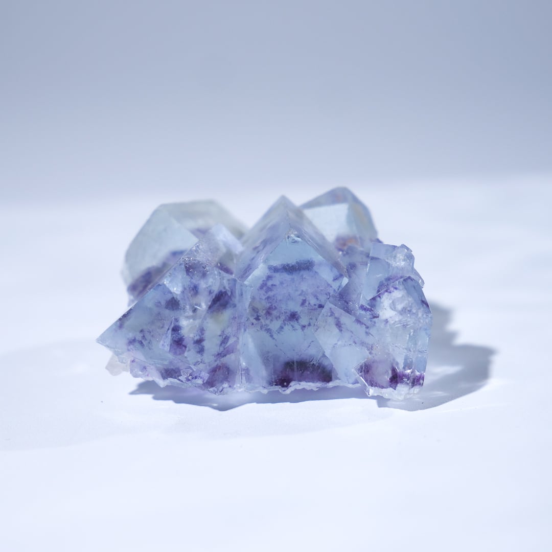 ヤオガンシャン産クォーツクラスター母岩付き「水縹色」フローライト