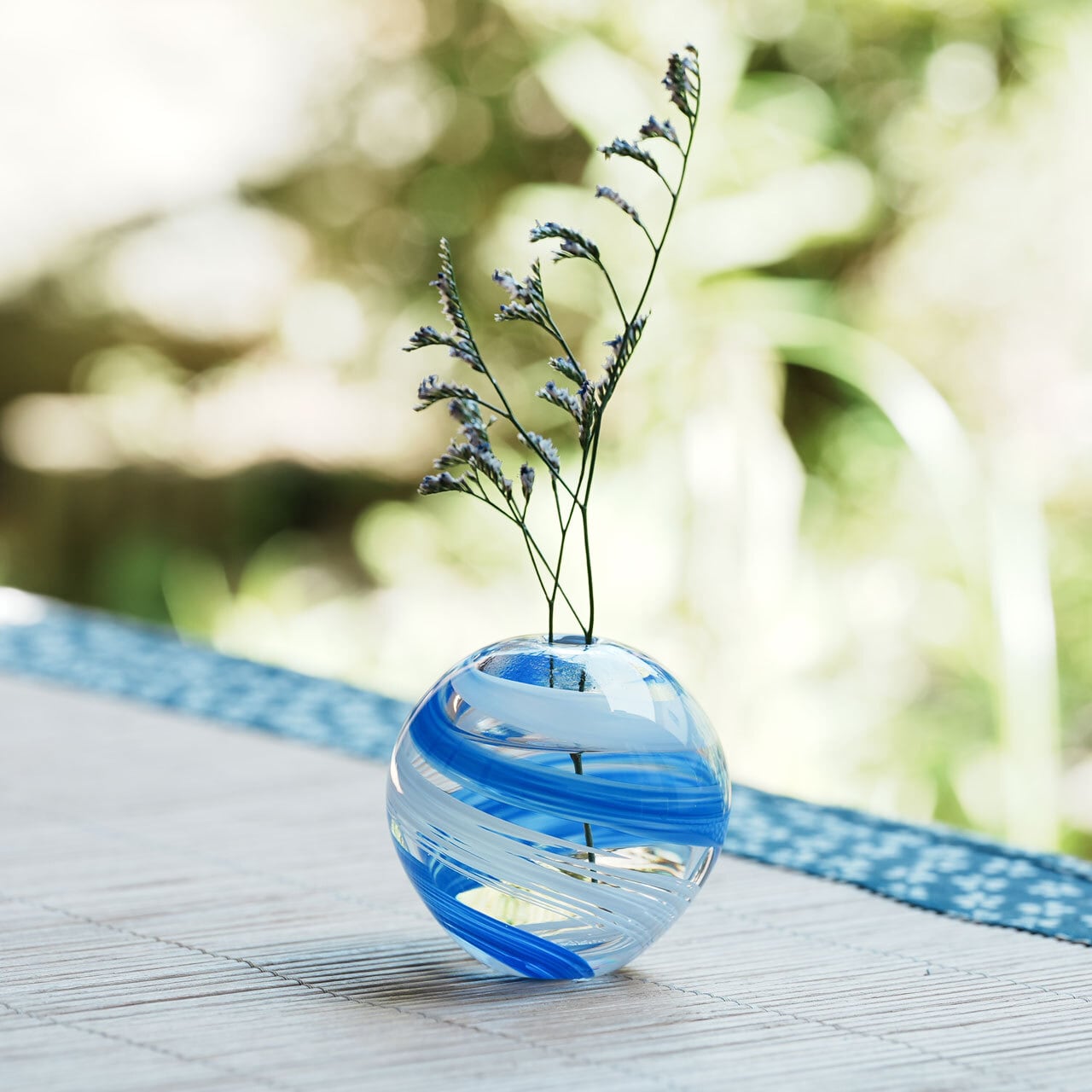 ガラスのフラワーベース・花器》彩手毬 一輪挿し（海風）｜津軽