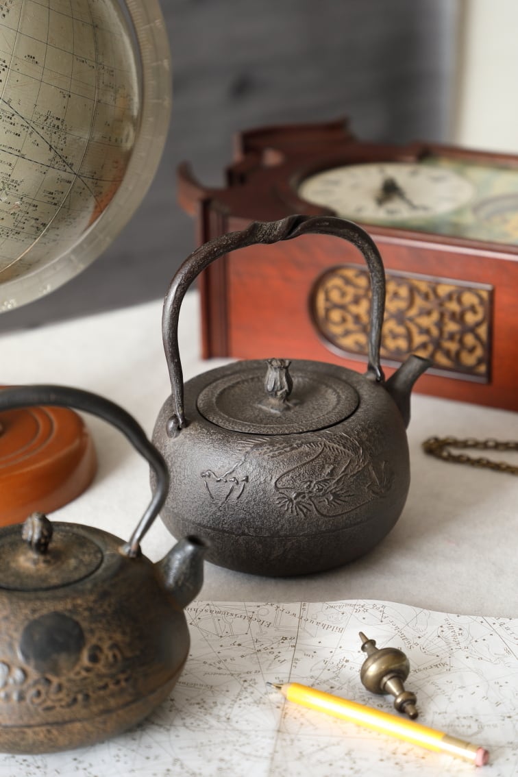 高岡鉄瓶 龍文堂写 【近】時代鉄瓶①龍文堂造 扇丸窓鷹