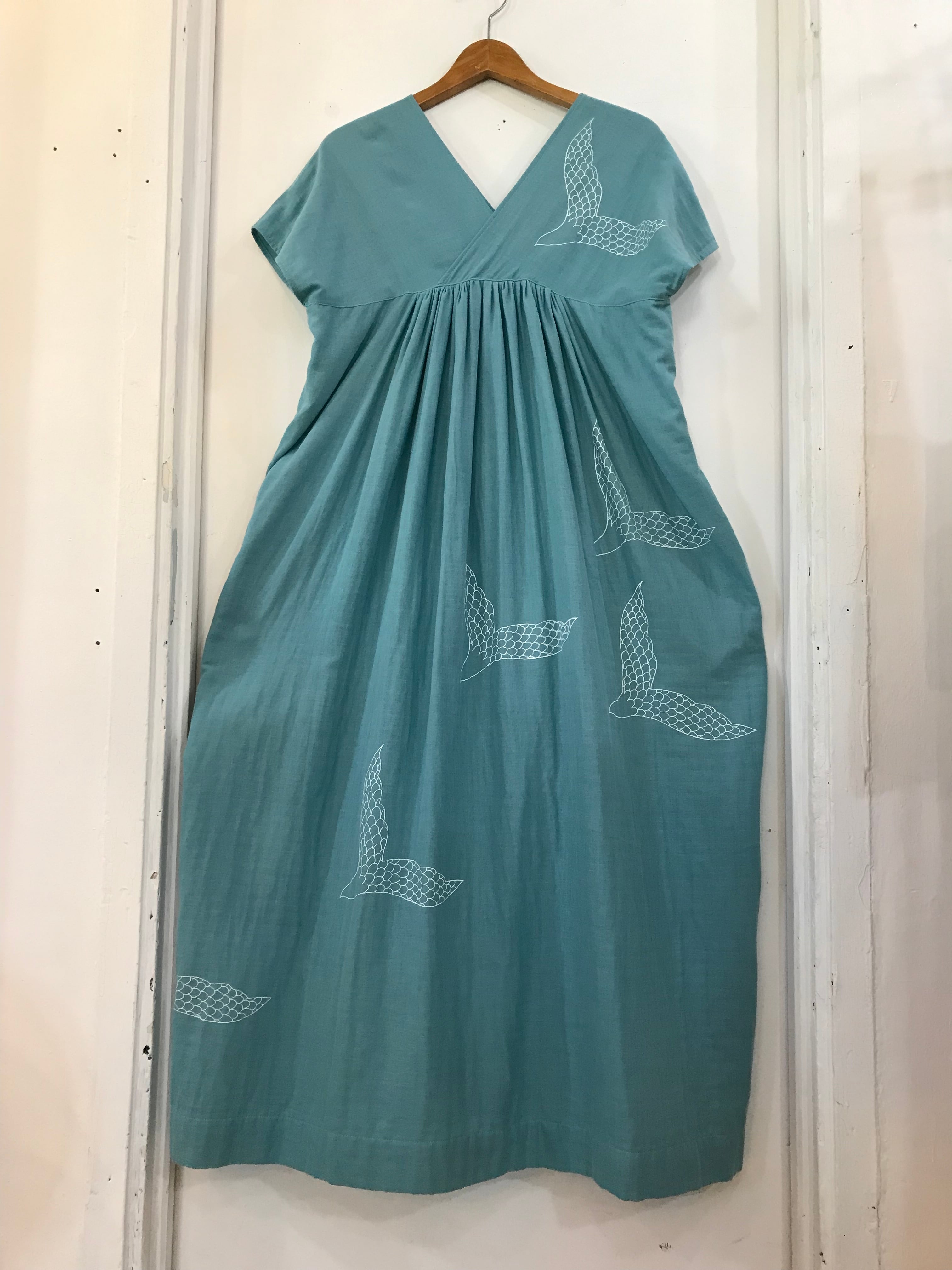 ブルフォレ・ワンピ〔Wガーゼ〕/ 泳ぐ翼 /ライトサックスブルー | BLUE