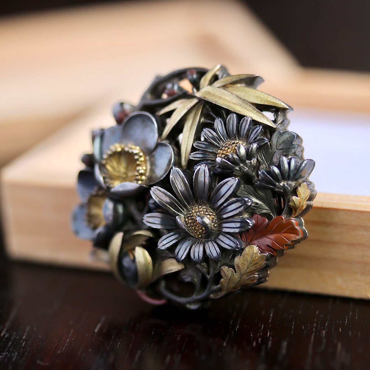 アンティーク帯留め梅金工彫金パチン式