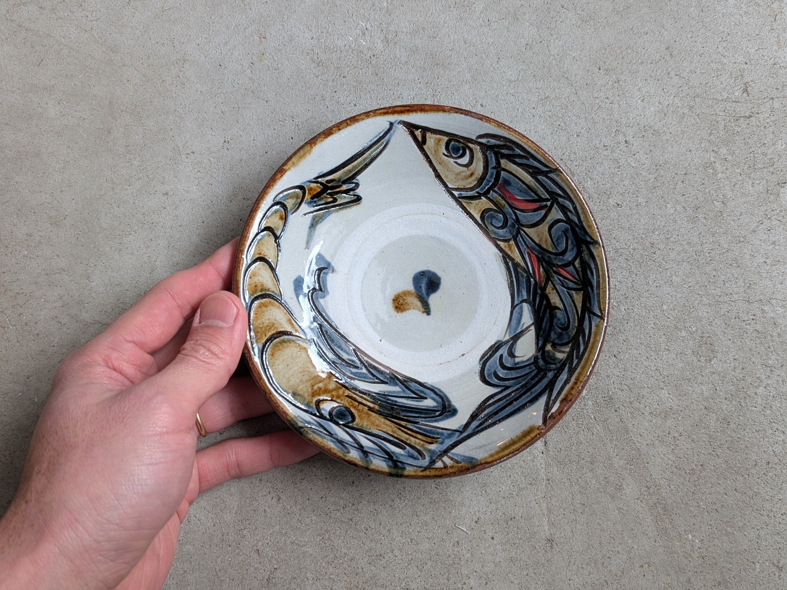 やちむん 皿5寸（魚紋・海老紋） | 秀陶房 | inoya | Basic Life Store