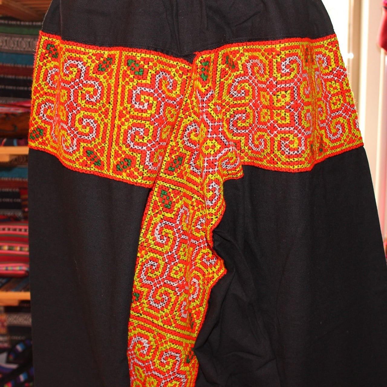 モン族刺繍サルエルパンツ[C] | タイの民族刺繍雑貨・衣料スアイチャイ